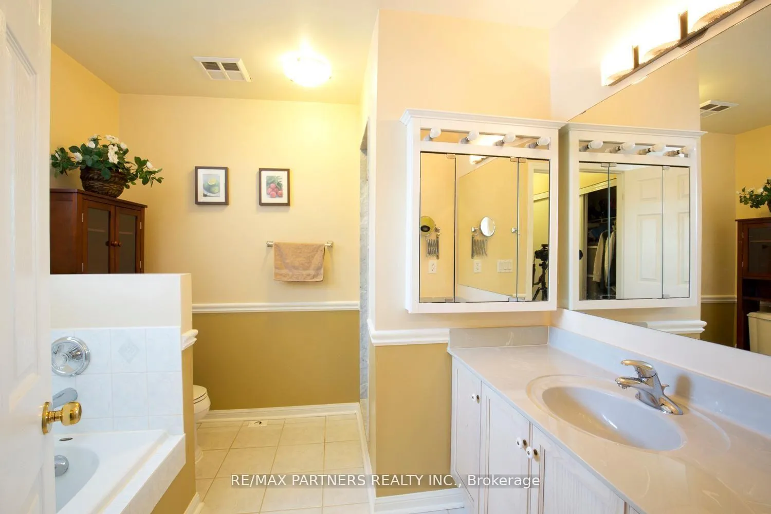 Photo 15 of Unit 11, 23 St Moritz Way, Markham, Unionville — HOMEH