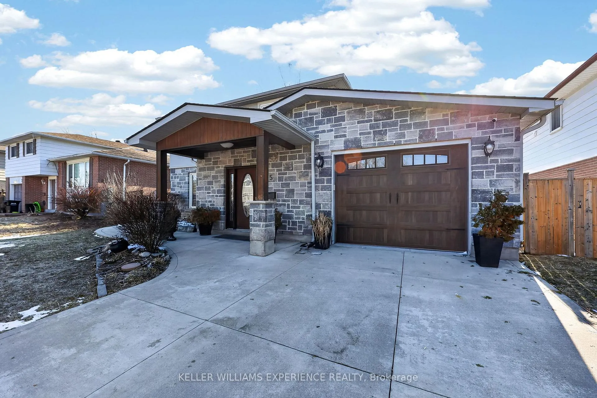 Photo 2 of 5 Jills Court, Barrie, Grove East — HOMEH