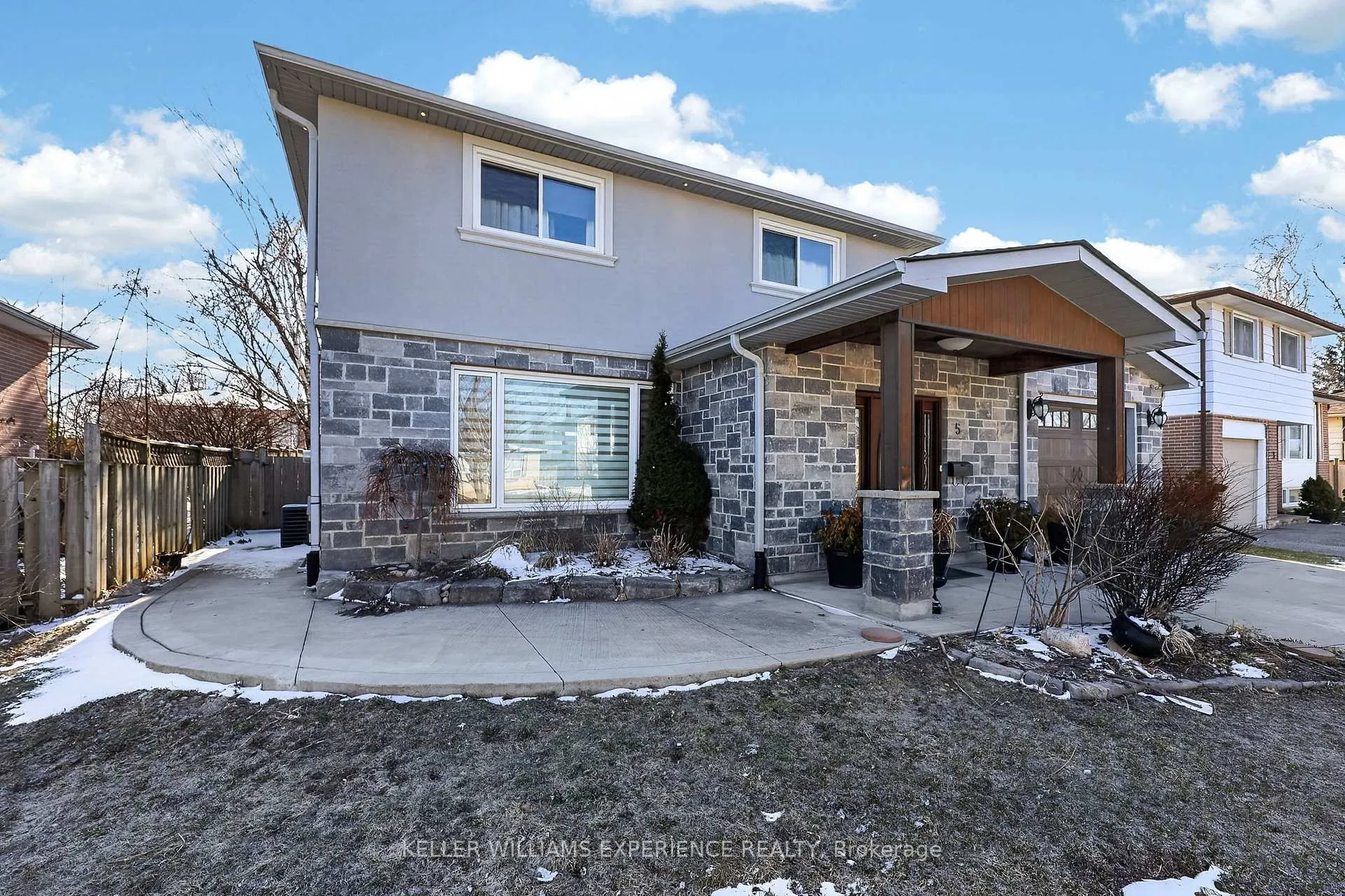 Photo 3 of 5 Jills Court, Barrie, Grove East — HOMEH