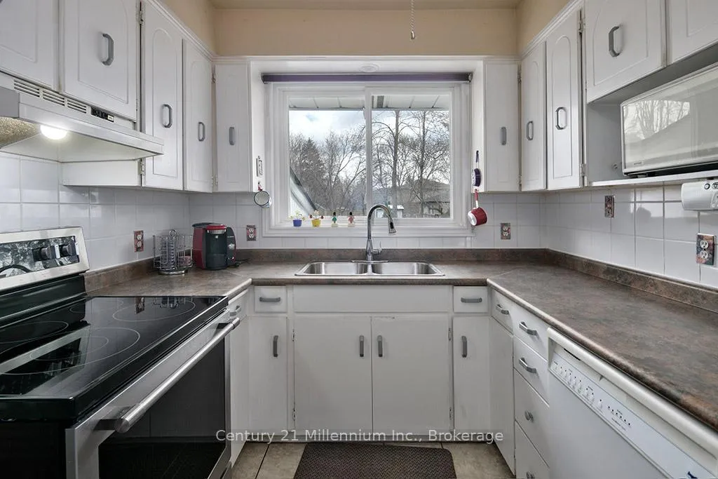 Photo 9 of 555 Spruce Street, Collingwood — HOMEH