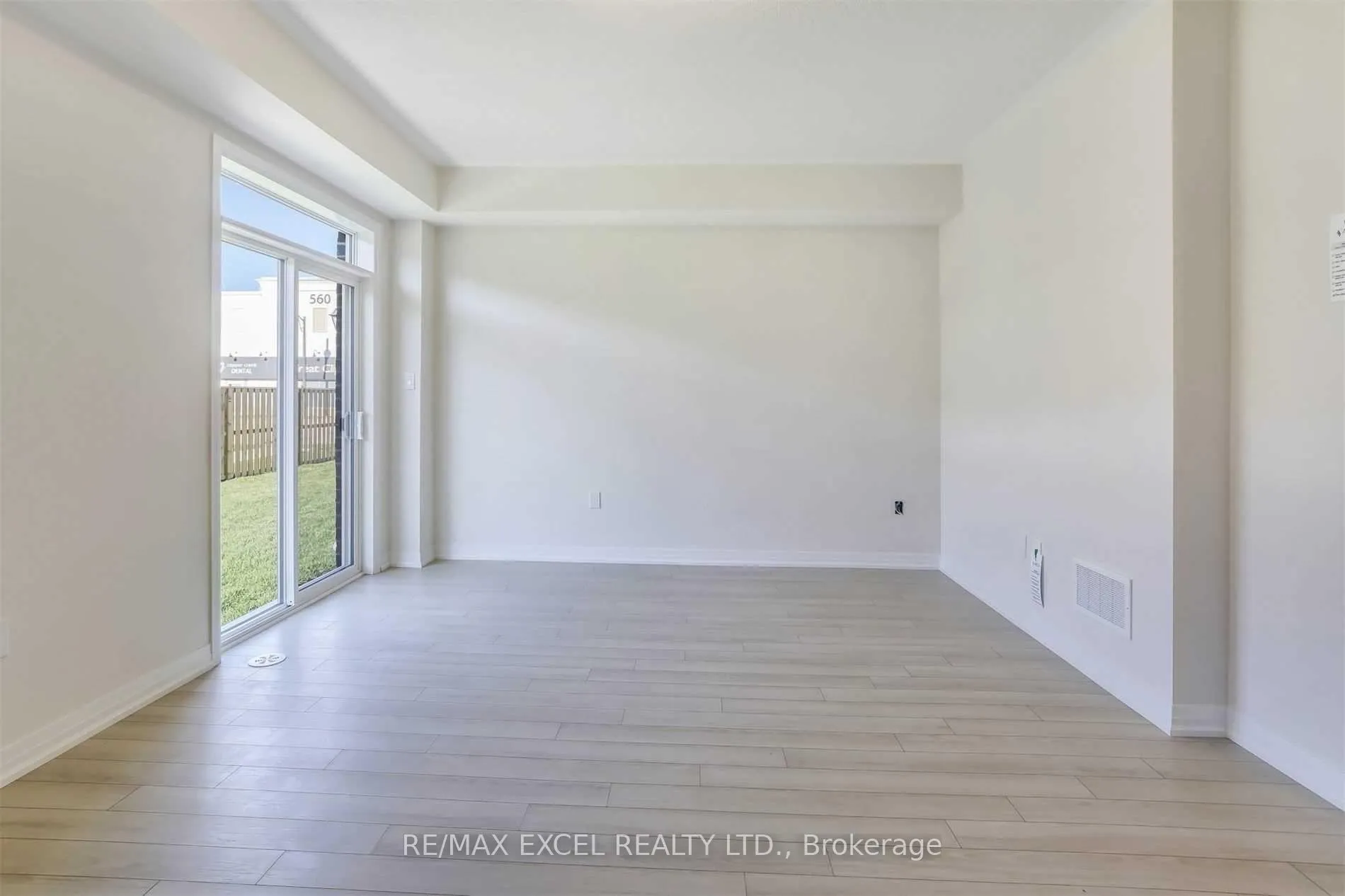 Photo 4 of 40 Sissons Way, Markham, Cedar Grove — HOMEH