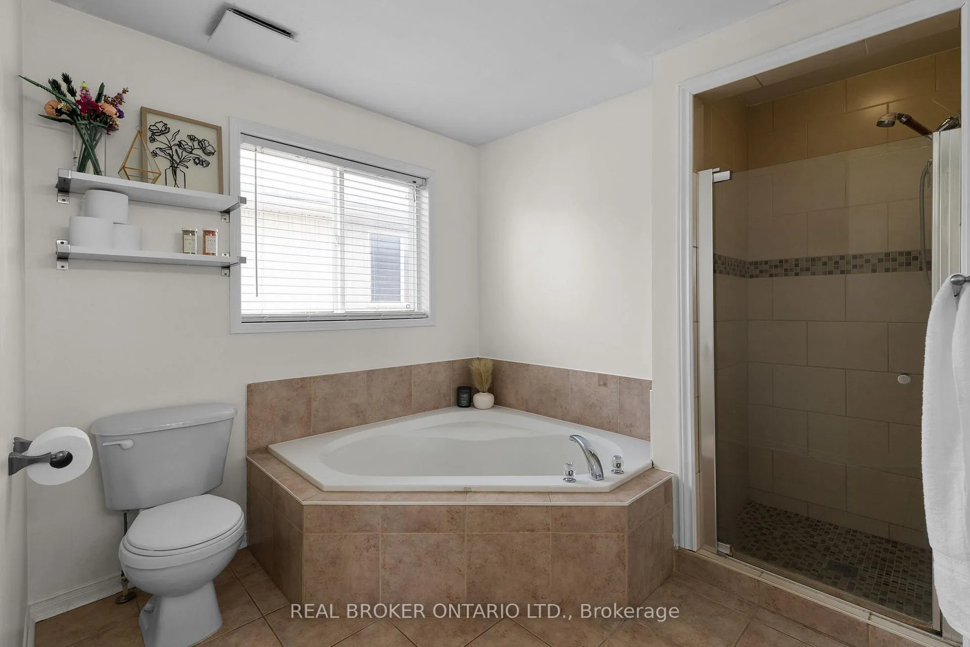 Photo 20 of 27 Vanessa Drive, Orillia — HOMEH