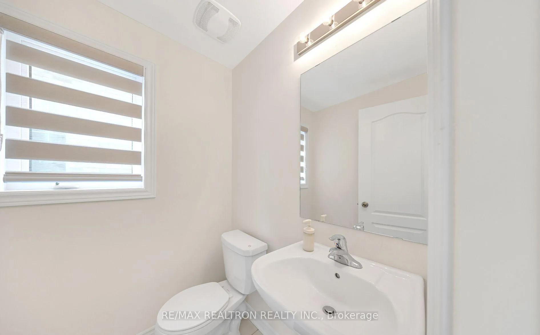 Photo 5 of 126 North Garden Boulevard, Scugog, Port Perry — HOMEH