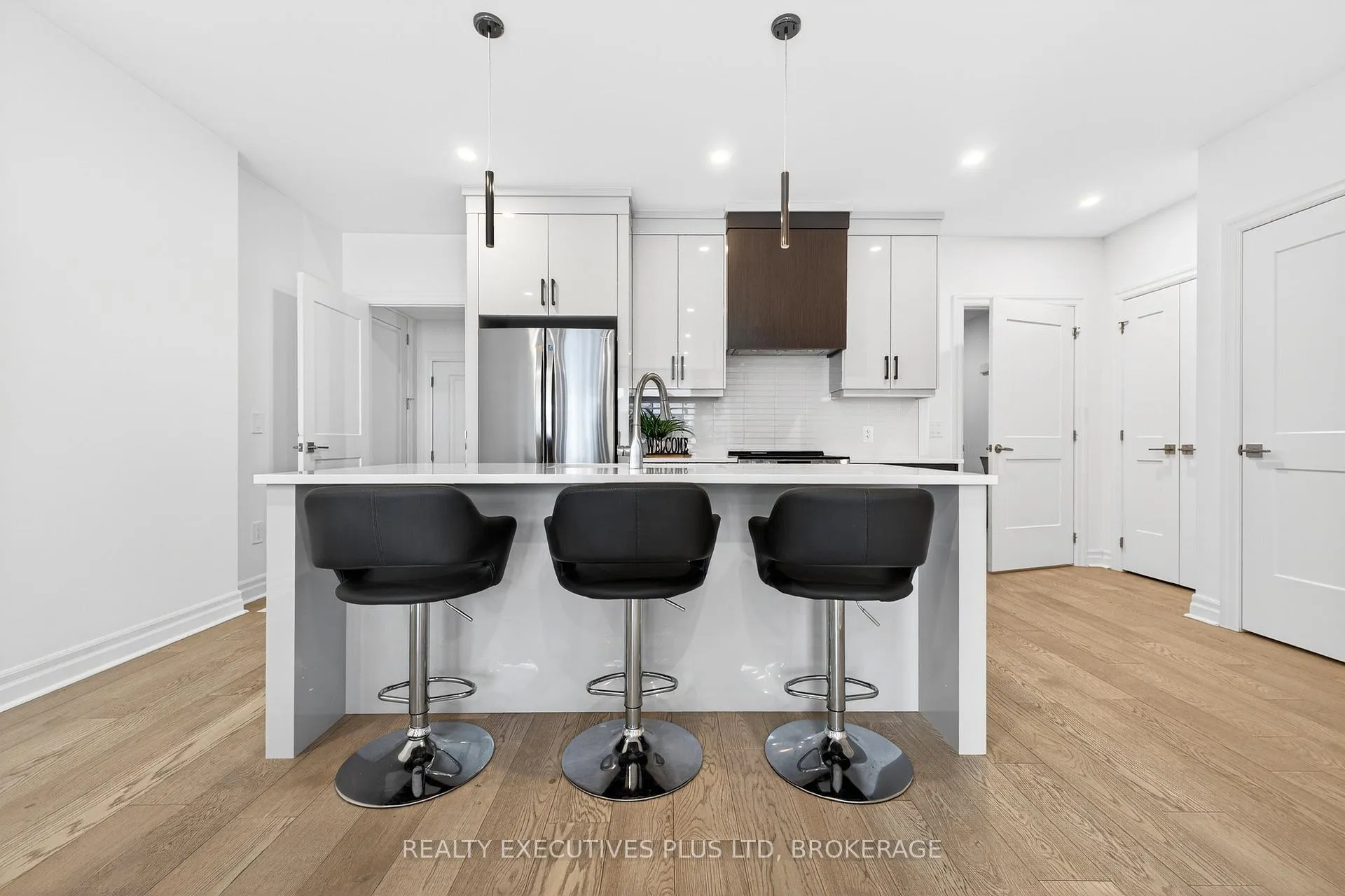 Photo 2 of 7446 Parkside Road, Niagara Falls, Brown — HOMEH
