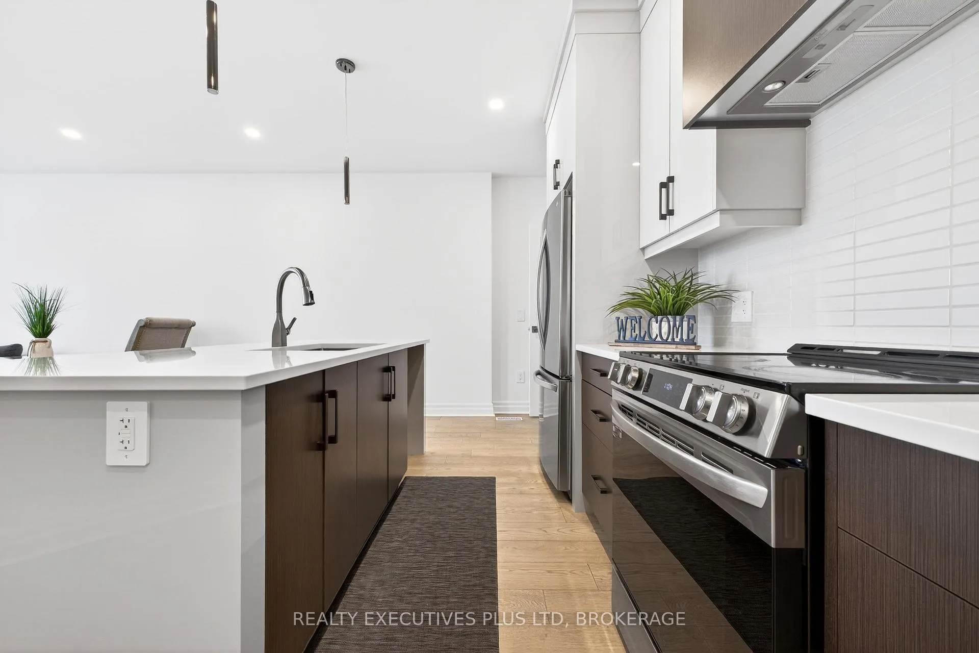 Photo 4 of 7446 Parkside Road, Niagara Falls, Brown — HOMEH