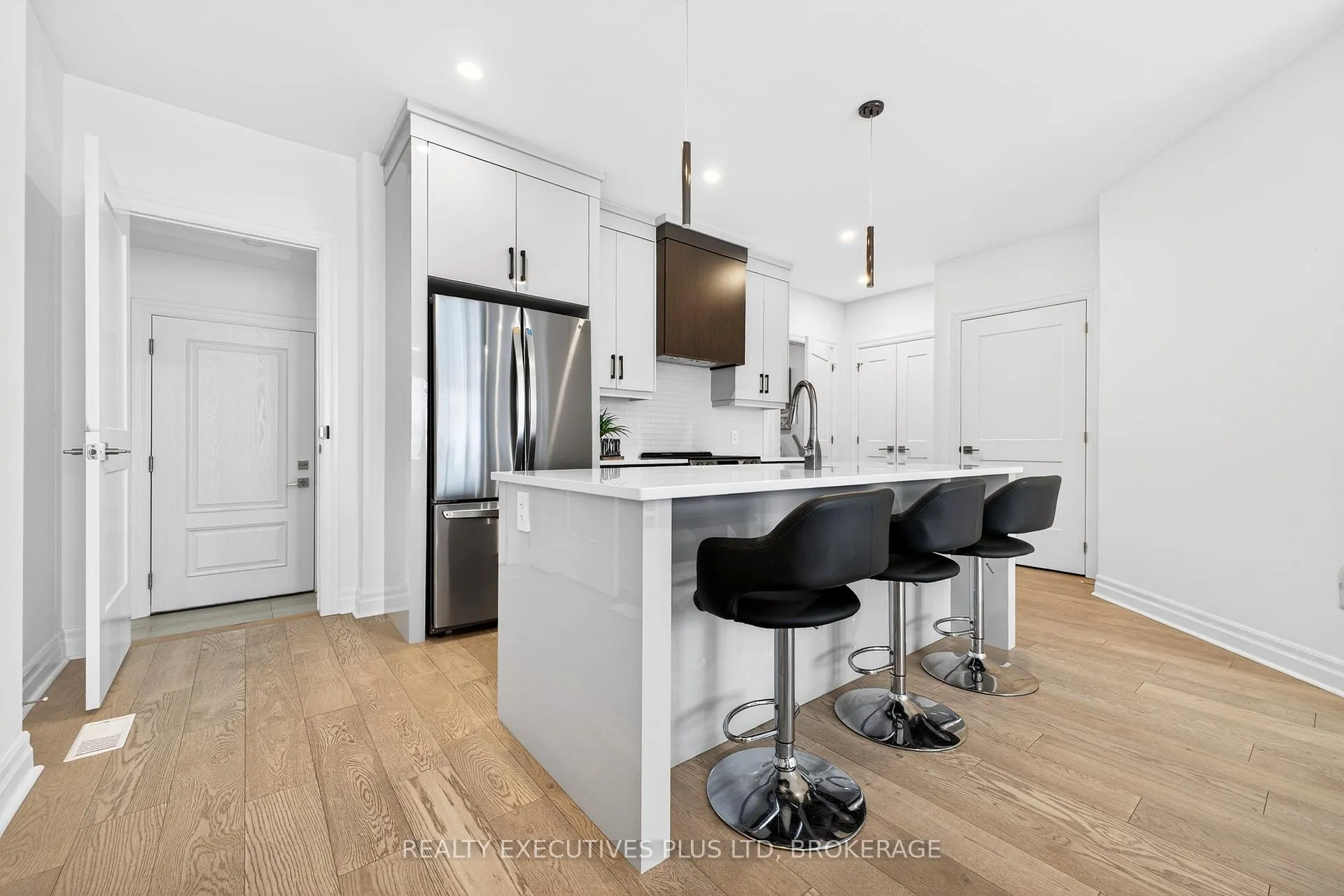 Photo 5 of 7446 Parkside Road, Niagara Falls, Brown — HOMEH