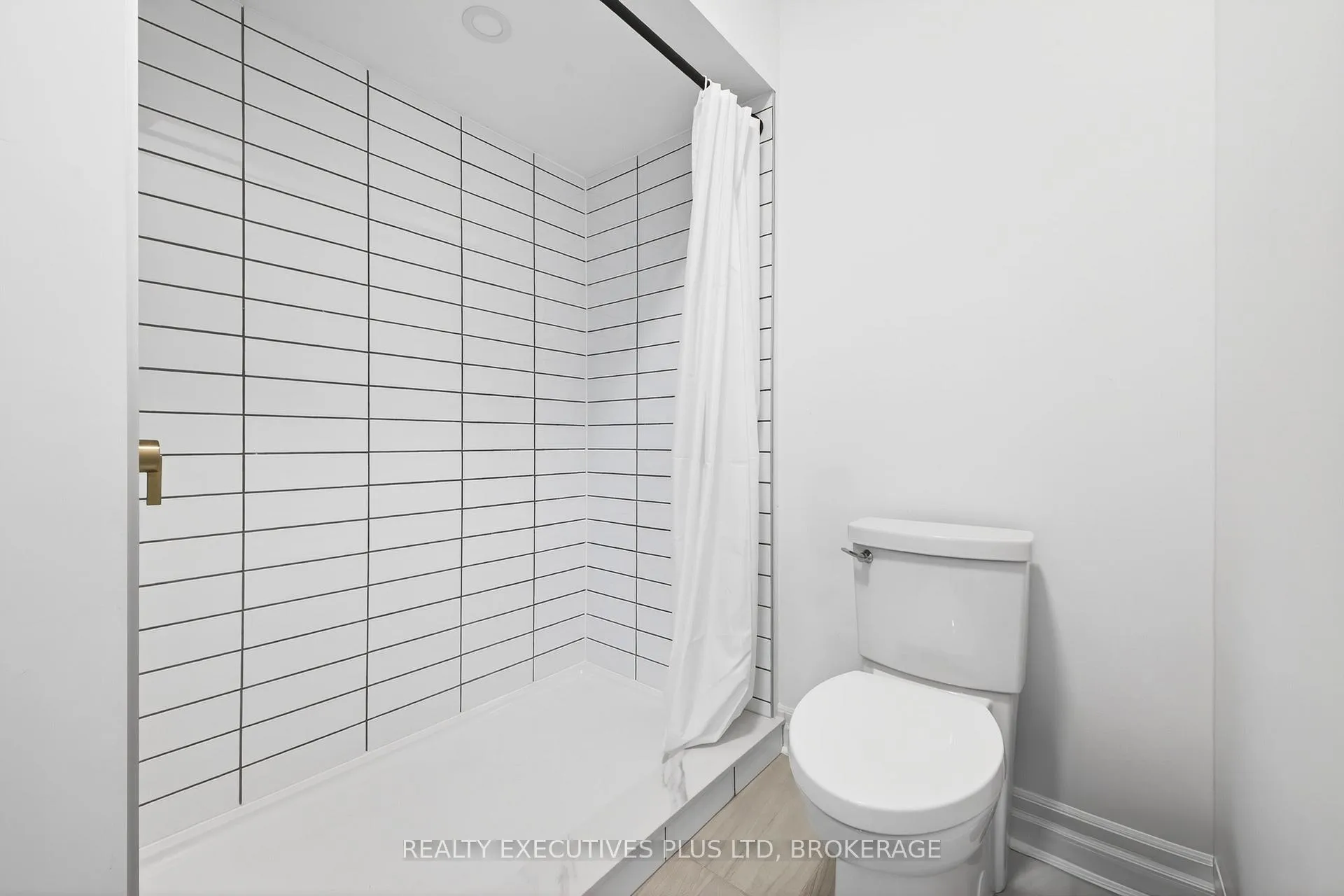 Photo 10 of 7446 Parkside Road, Niagara Falls, Brown — HOMEH