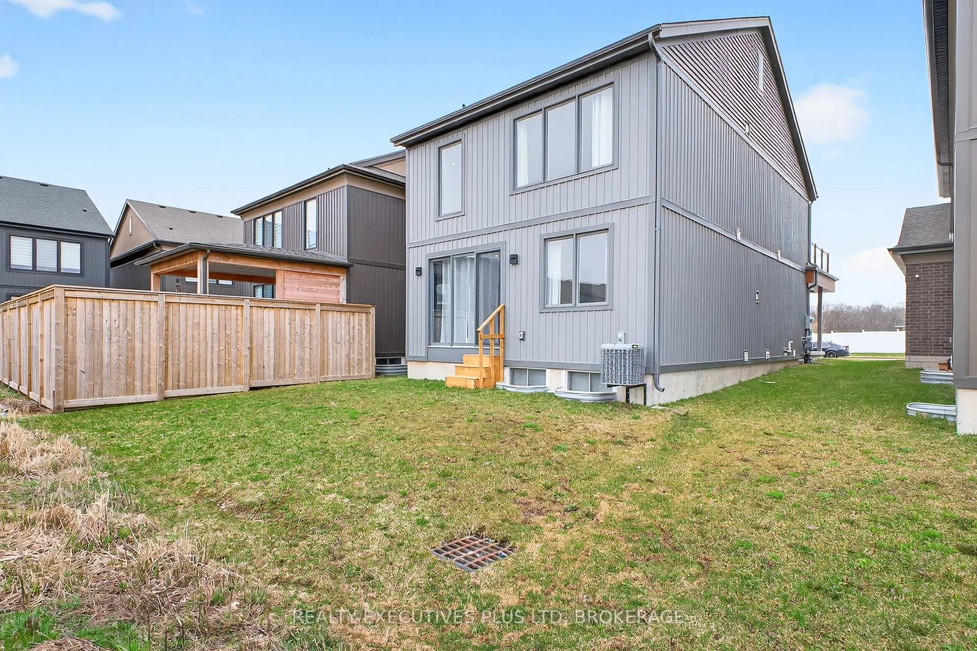Photo 42 of 7446 Parkside Road, Niagara Falls, Brown — HOMEH