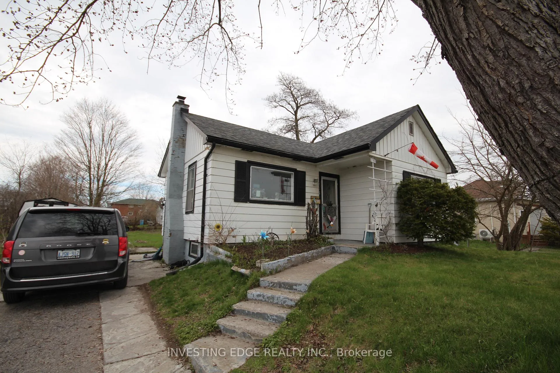 Front of 250 Sidney Street S