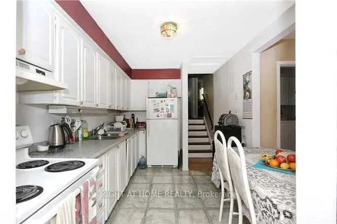 Photo 2 of 402 Chandos Court, Oshawa, Lakeview — HOMEH