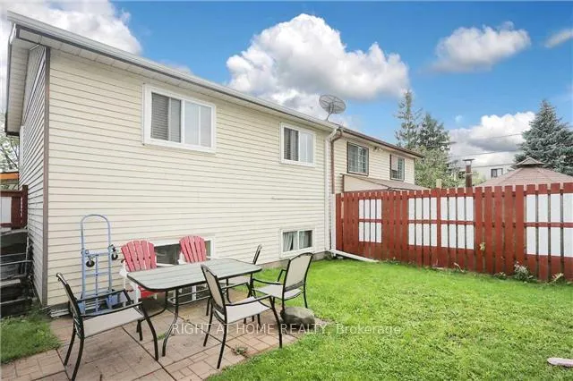 Photo 3 of 402 Chandos Court, Oshawa, Lakeview — HOMEH