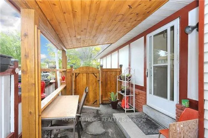 Photo 4 of 402 Chandos Court, Oshawa, Lakeview — HOMEH