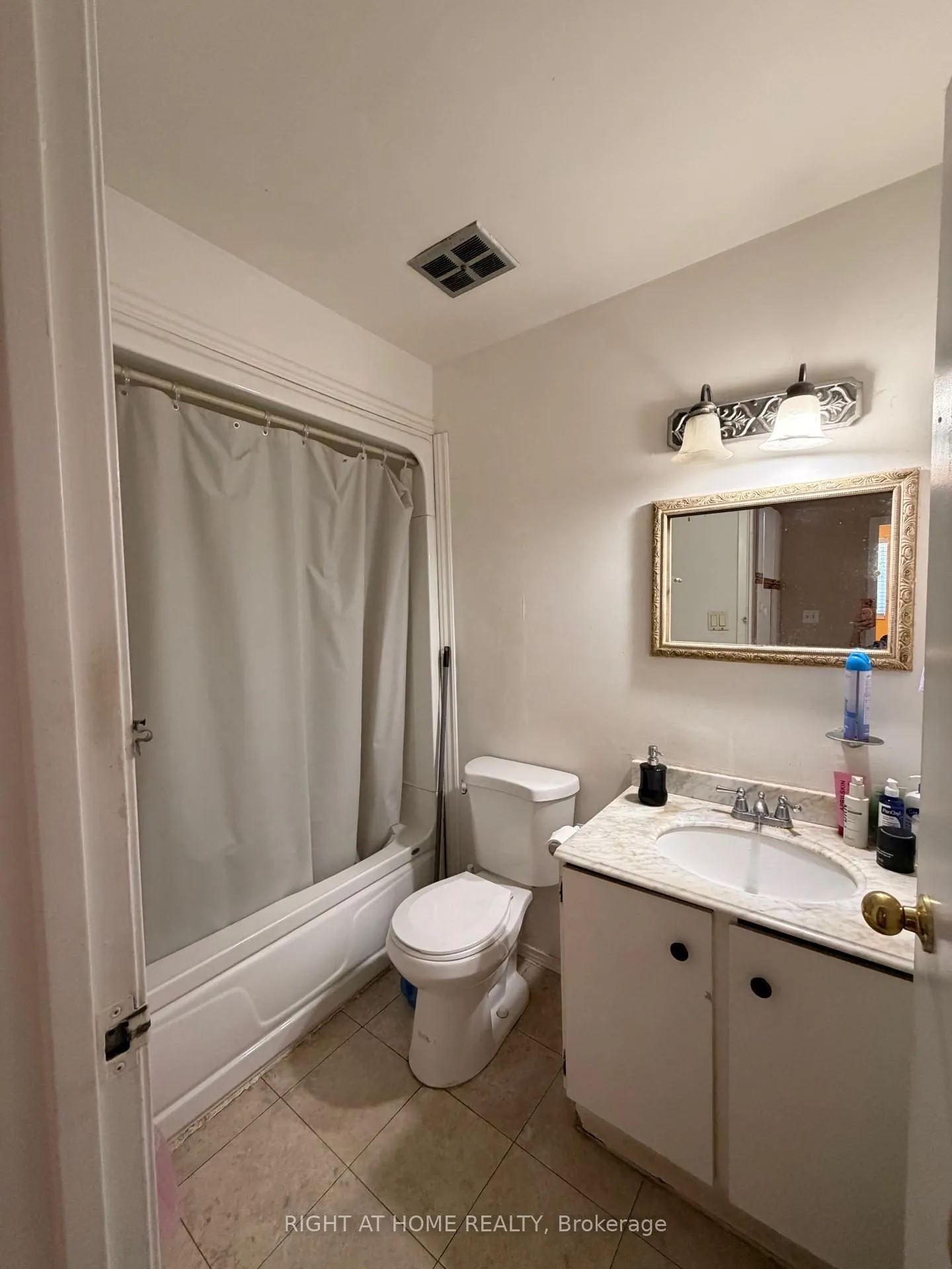Photo 7 of 402 Chandos Court, Oshawa, Lakeview — HOMEH