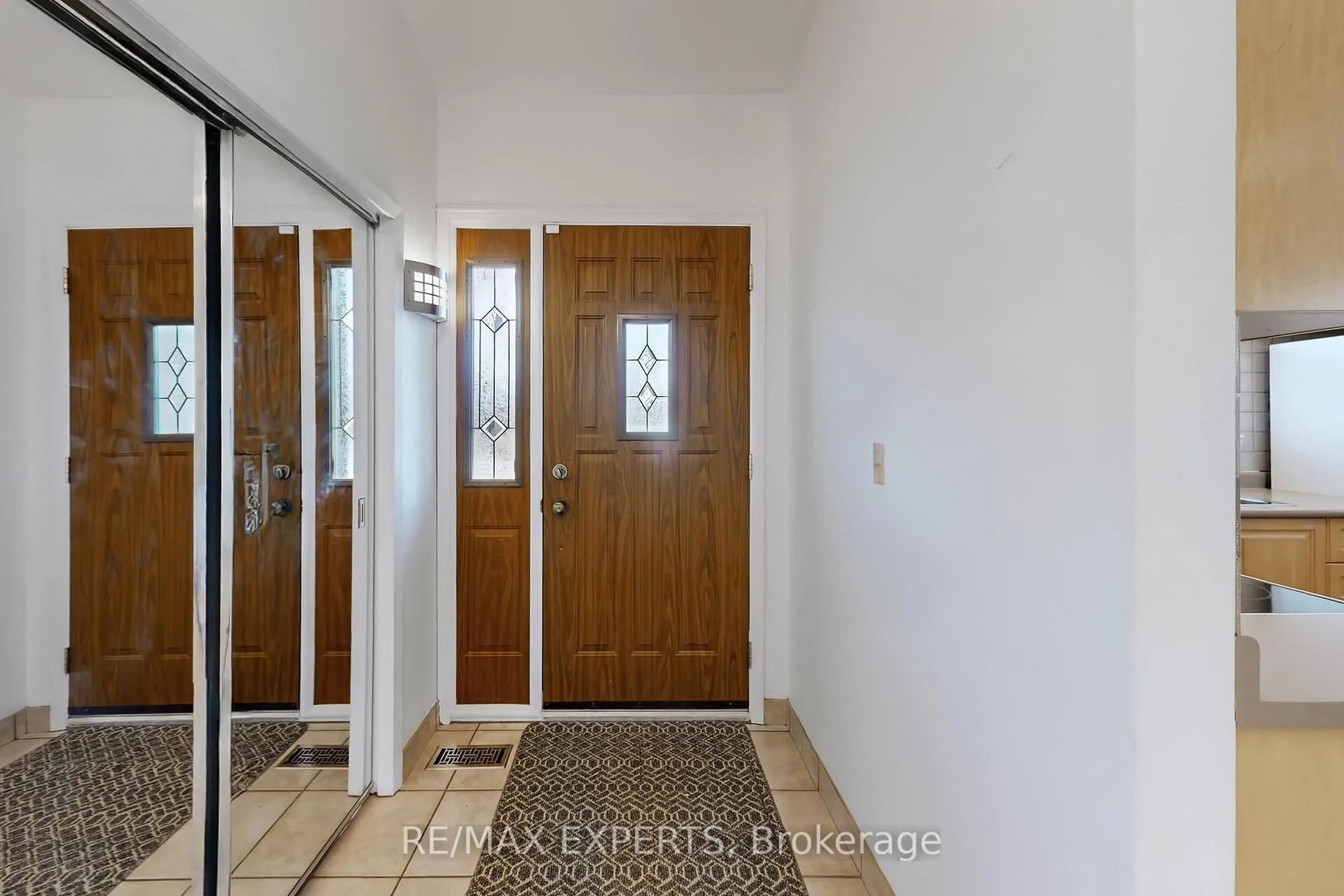 Photo 4 of 50 Goodman Crescent, Vaughan, Maple — HOMEH
