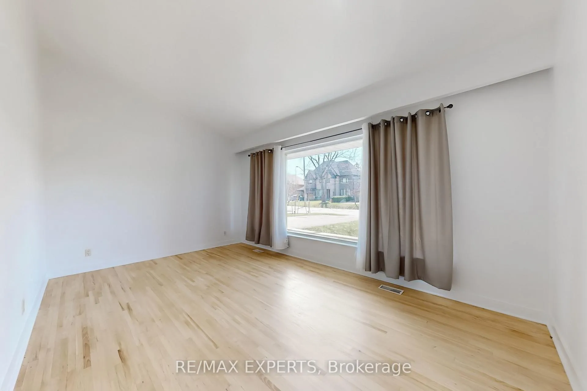 Photo 6 of 50 Goodman Crescent, Vaughan, Maple — HOMEH