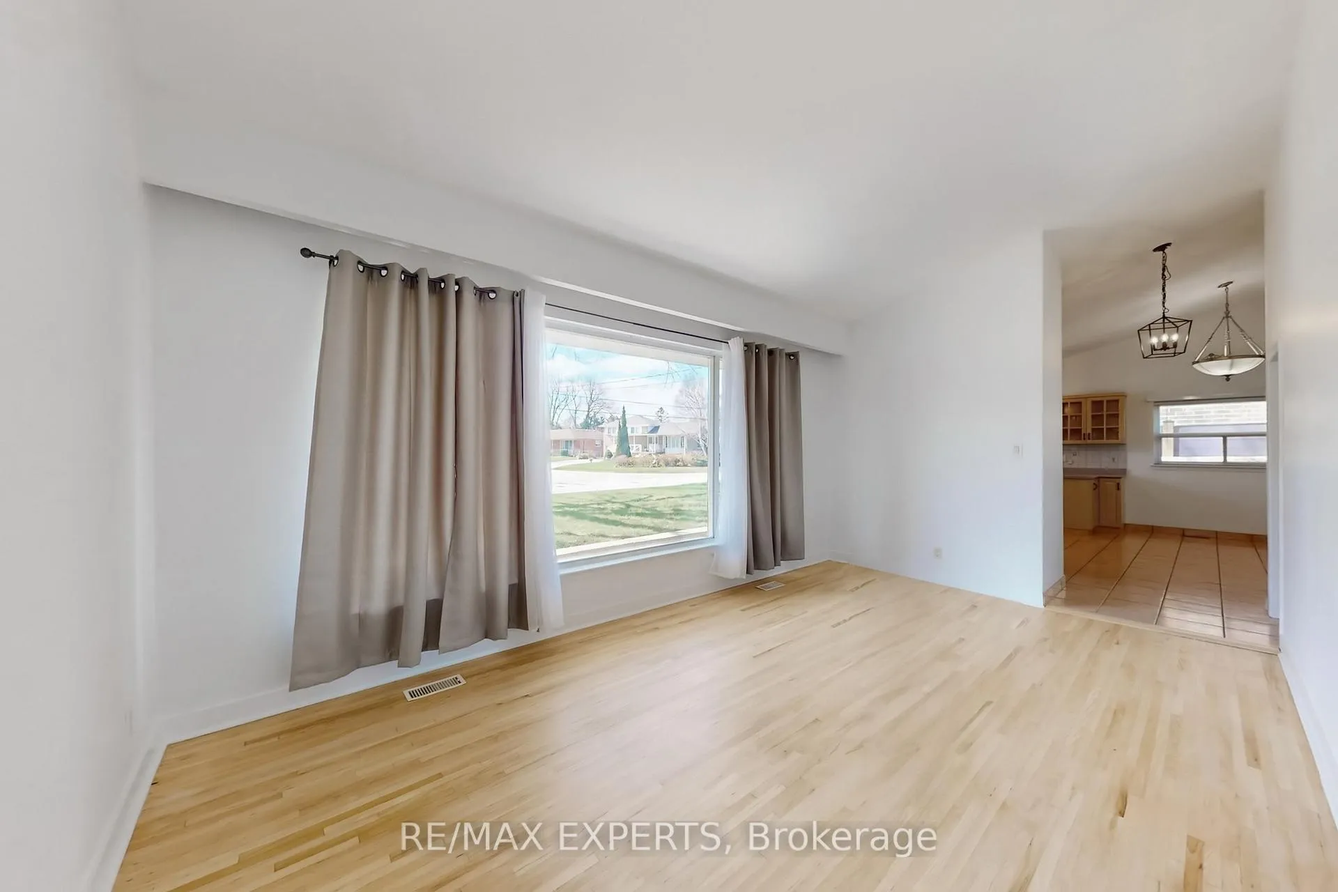 Photo 7 of 50 Goodman Crescent, Vaughan, Maple — HOMEH