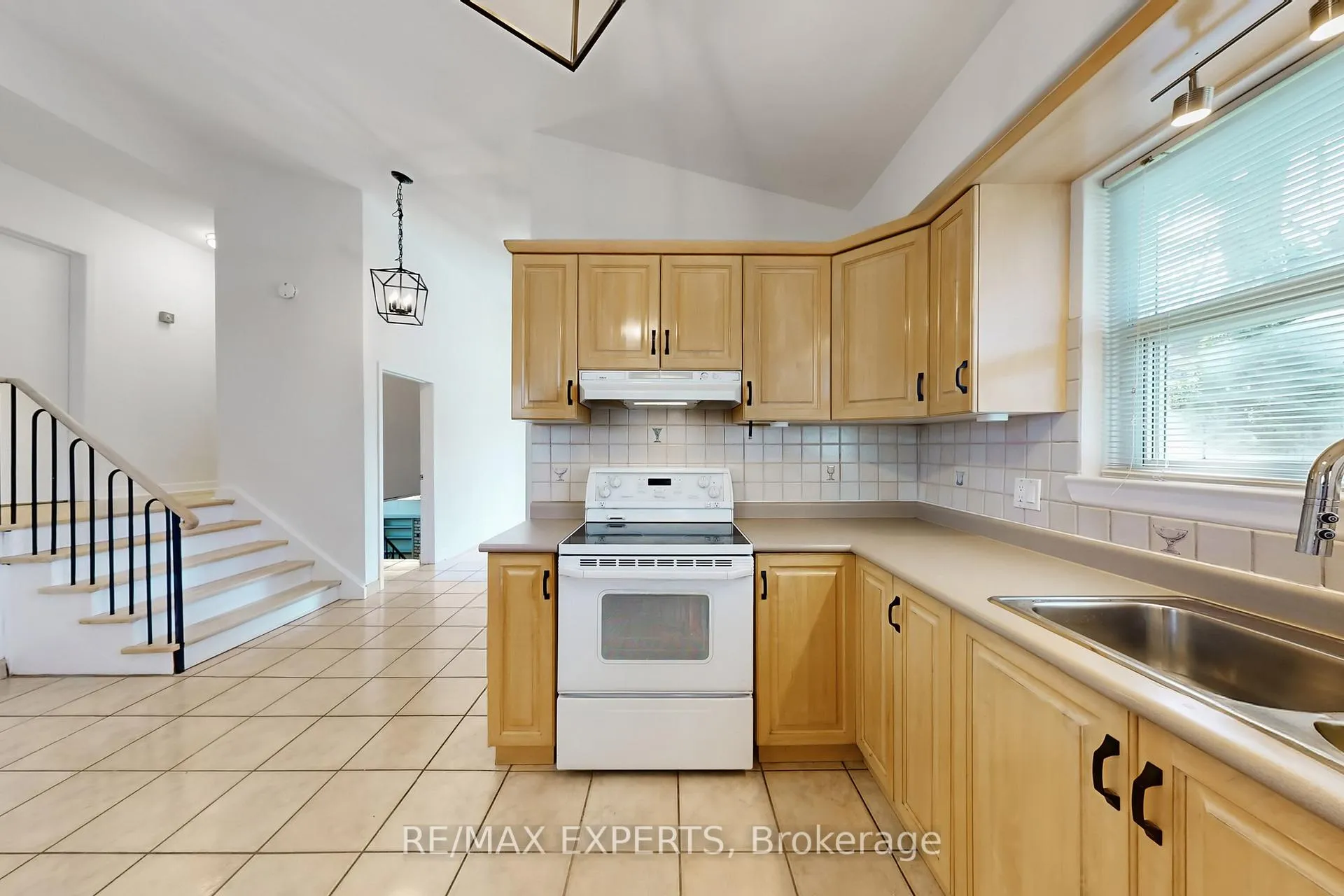 Photo 10 of 50 Goodman Crescent, Vaughan, Maple — HOMEH