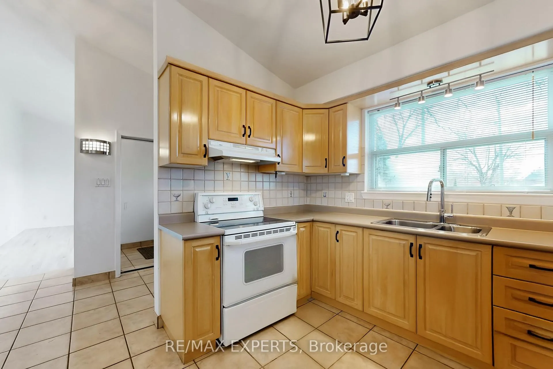 Photo 12 of 50 Goodman Crescent, Vaughan, Maple — HOMEH