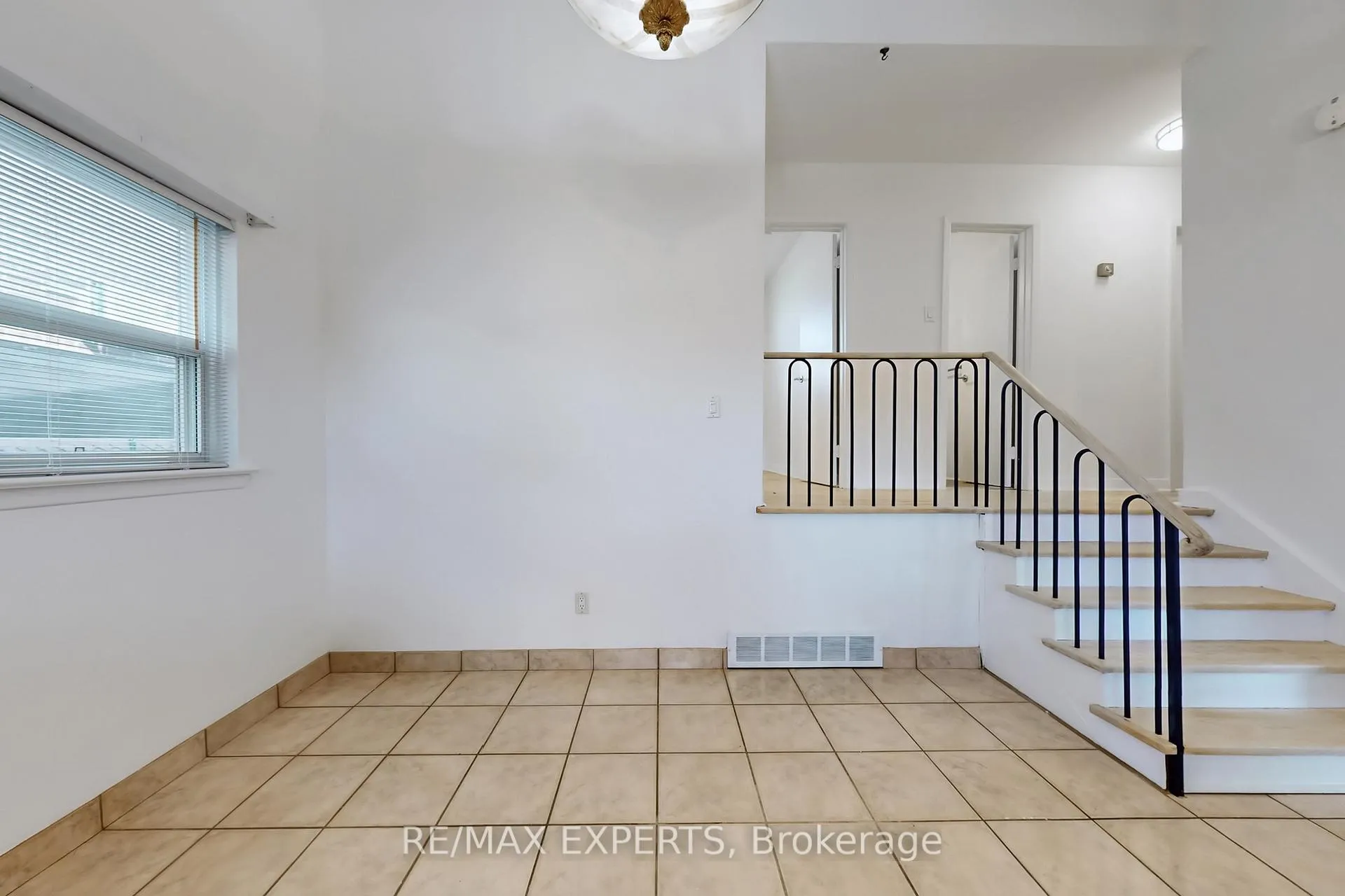 Photo 18 of 50 Goodman Crescent, Vaughan, Maple — HOMEH