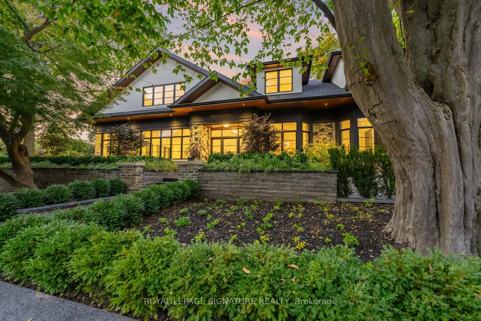 Photo 3 of 8 Crown Park Road, Toronto, The Beaches — HOMEH