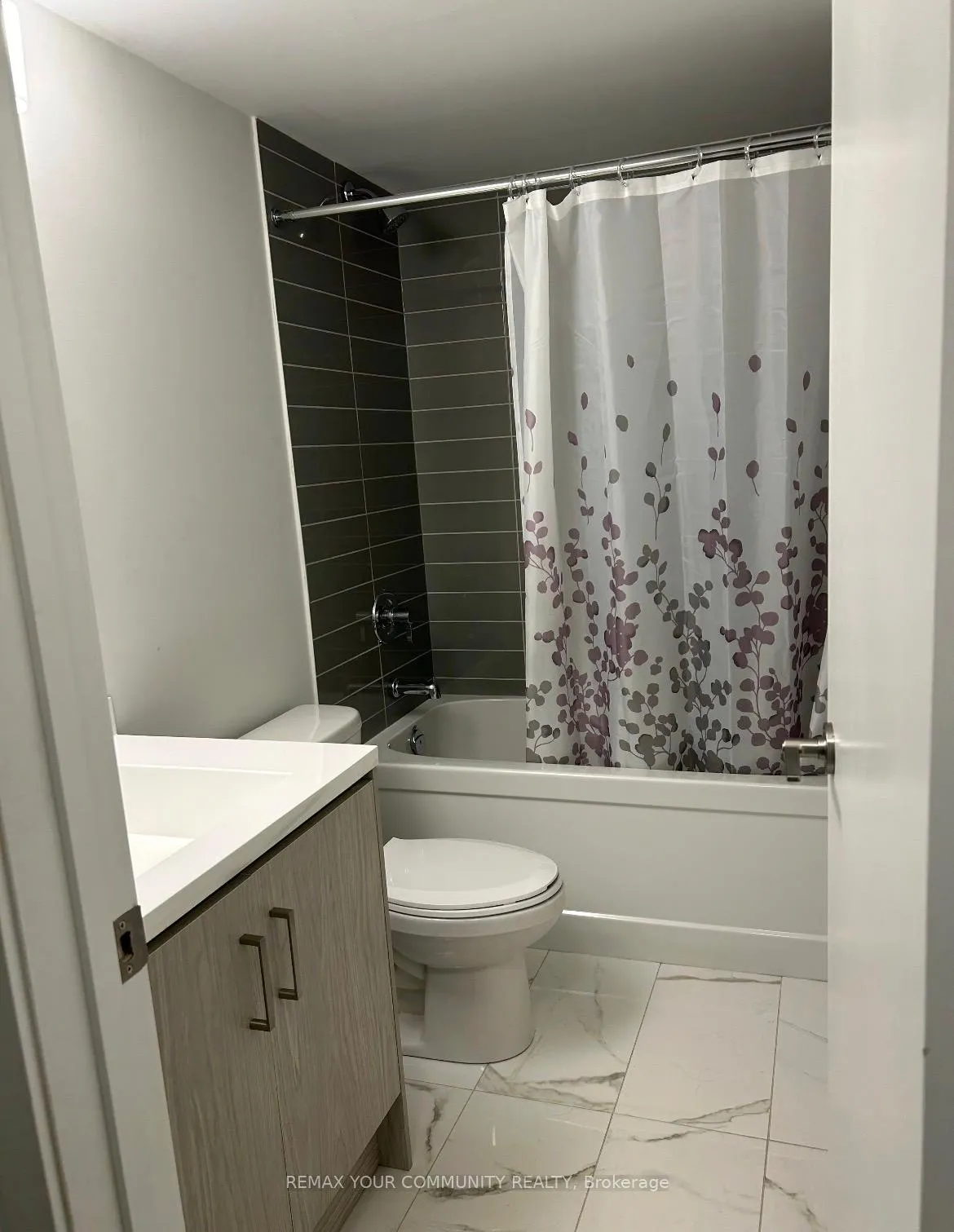 Photo 6 of Unit 93, 39 Honeycrisp Crescent, Vaughan, Vaughan Corporate Centre — HOMEH