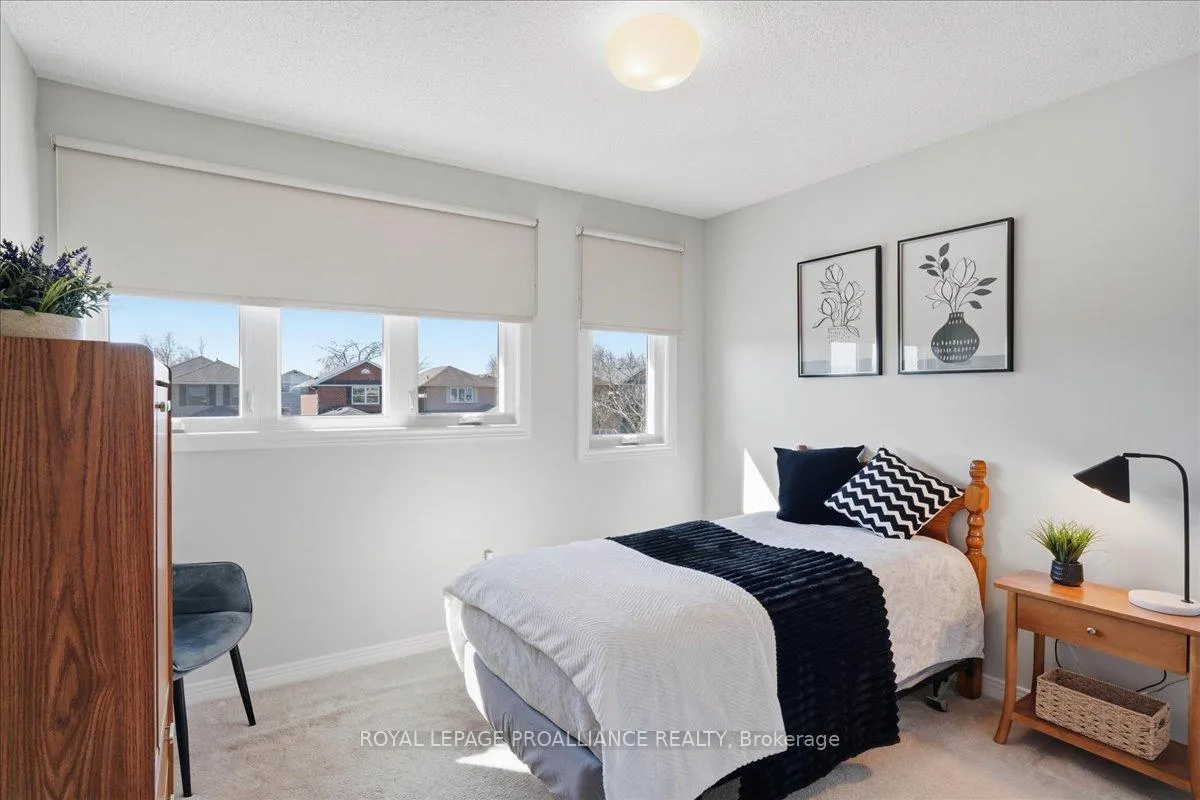 Photo 8 of 10 Fieldcrest Avenue, Clarington, Courtice — HOMEH