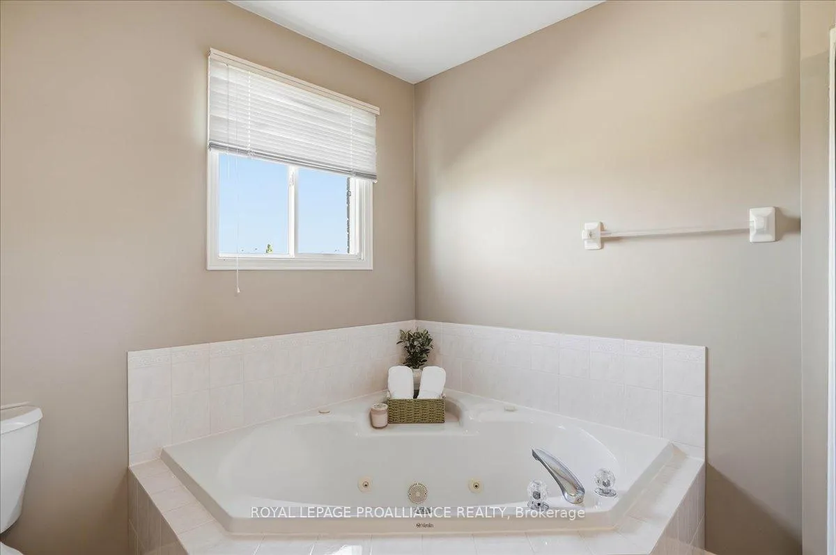 Photo 15 of 10 Fieldcrest Avenue, Clarington, Courtice — HOMEH