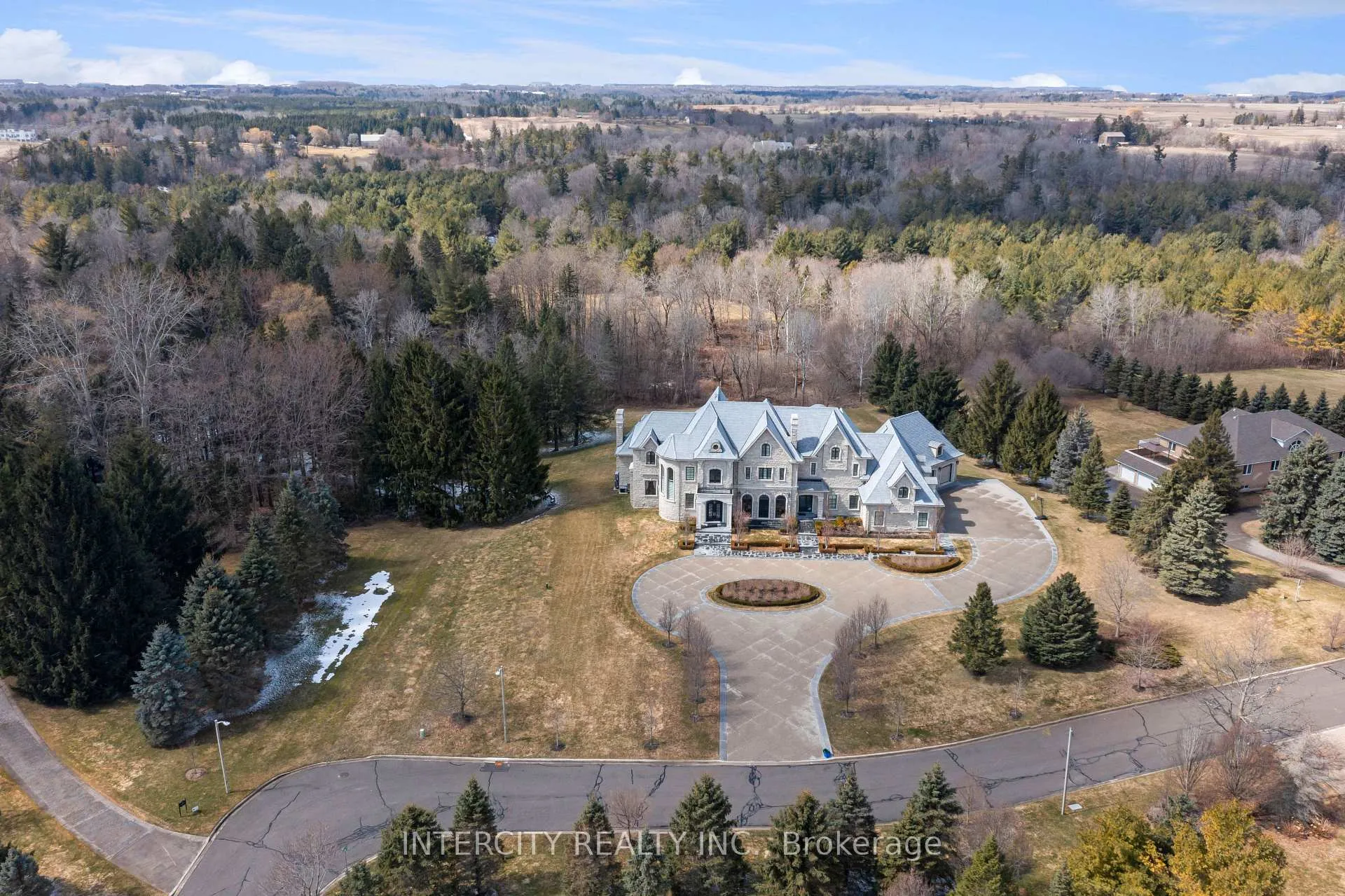 Photo 2 of 20 Orico Court, Vaughan, Kleinburg — HOMEH