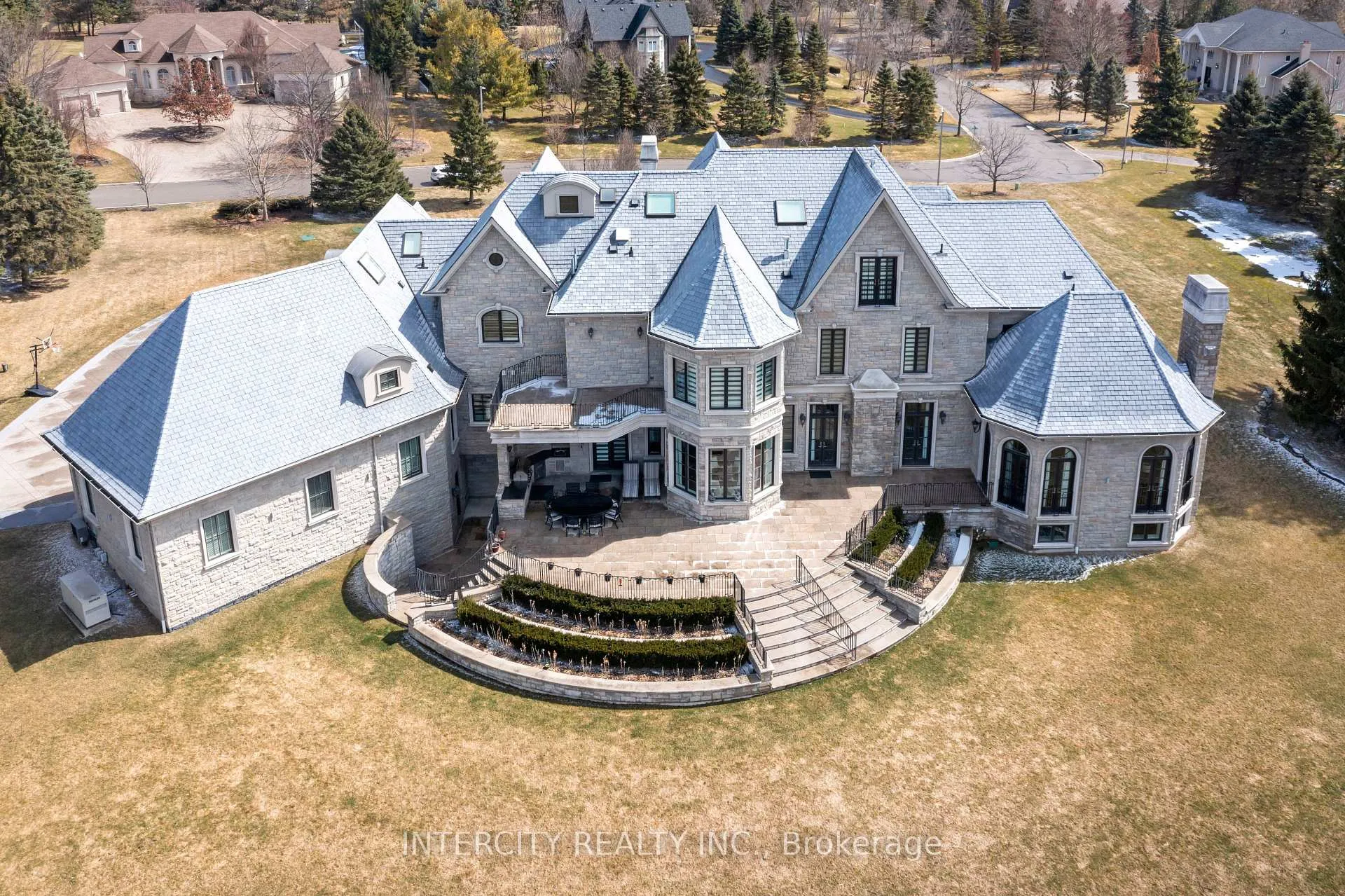 Photo 3 of 20 Orico Court, Vaughan, Kleinburg — HOMEH