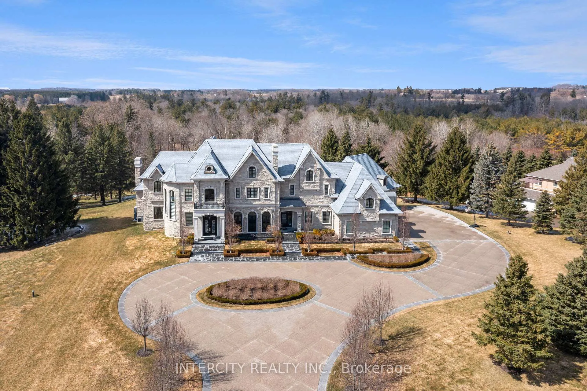 Photo 4 of 20 Orico Court, Vaughan, Kleinburg — HOMEH
