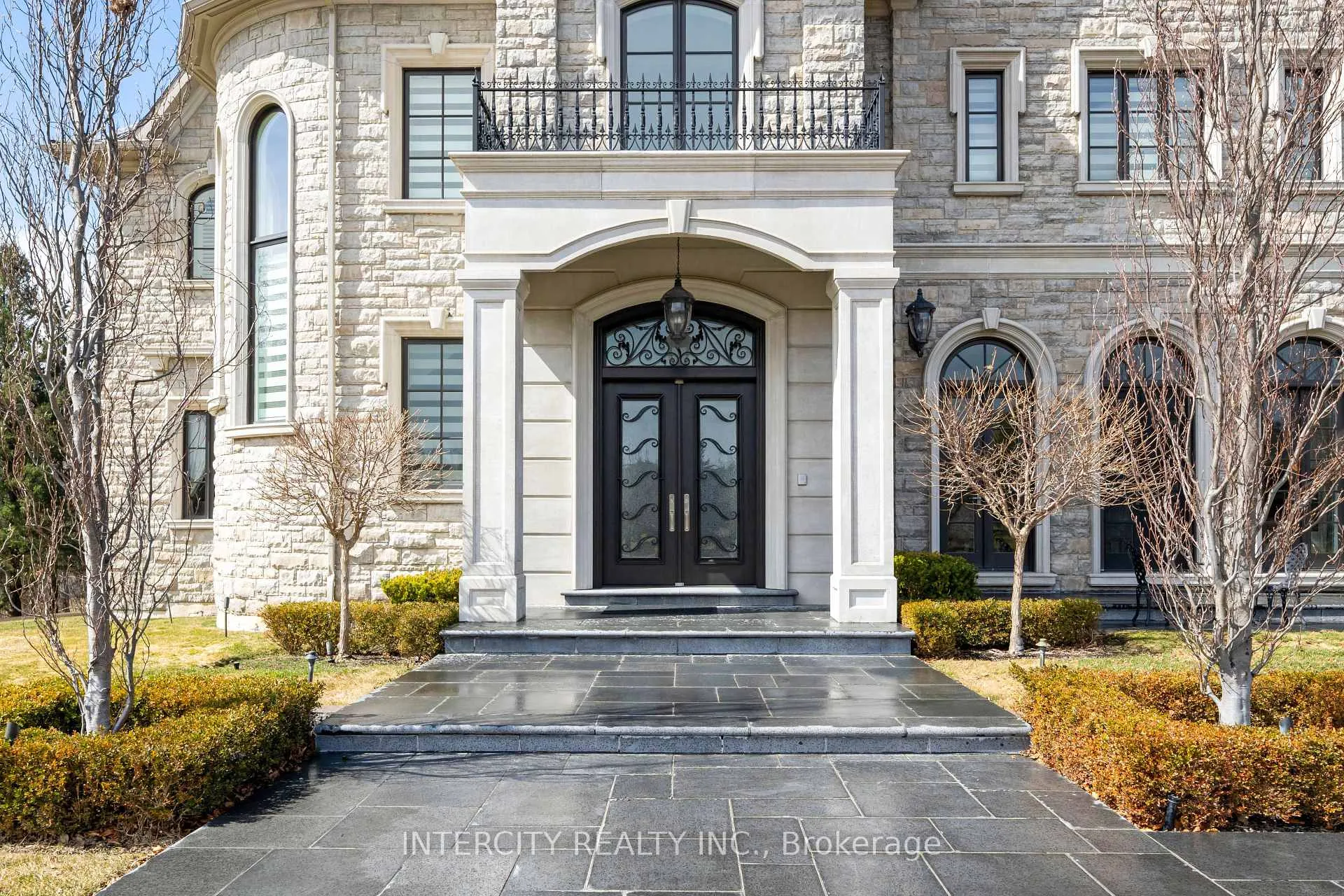 Photo 5 of 20 Orico Court, Vaughan, Kleinburg — HOMEH