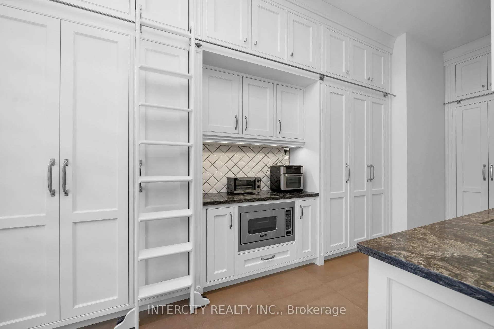 Photo 11 of 20 Orico Court, Vaughan, Kleinburg — HOMEH
