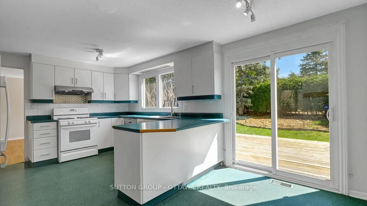 Photo 17 of 38 Beaver Ridge, Ottawa, City View/Skyline/Fisher Heights/Parkwood Hills — HOMEH