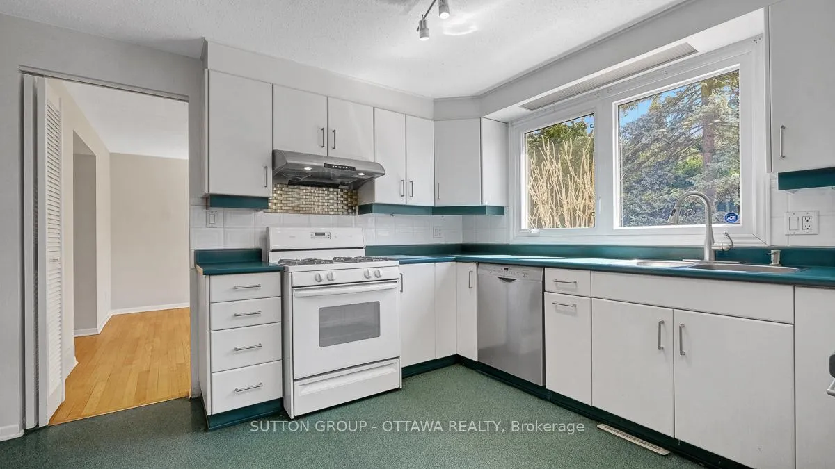 Photo 19 of 38 Beaver Ridge, Ottawa, City View/Skyline/Fisher Heights/Parkwood Hills — HOMEH