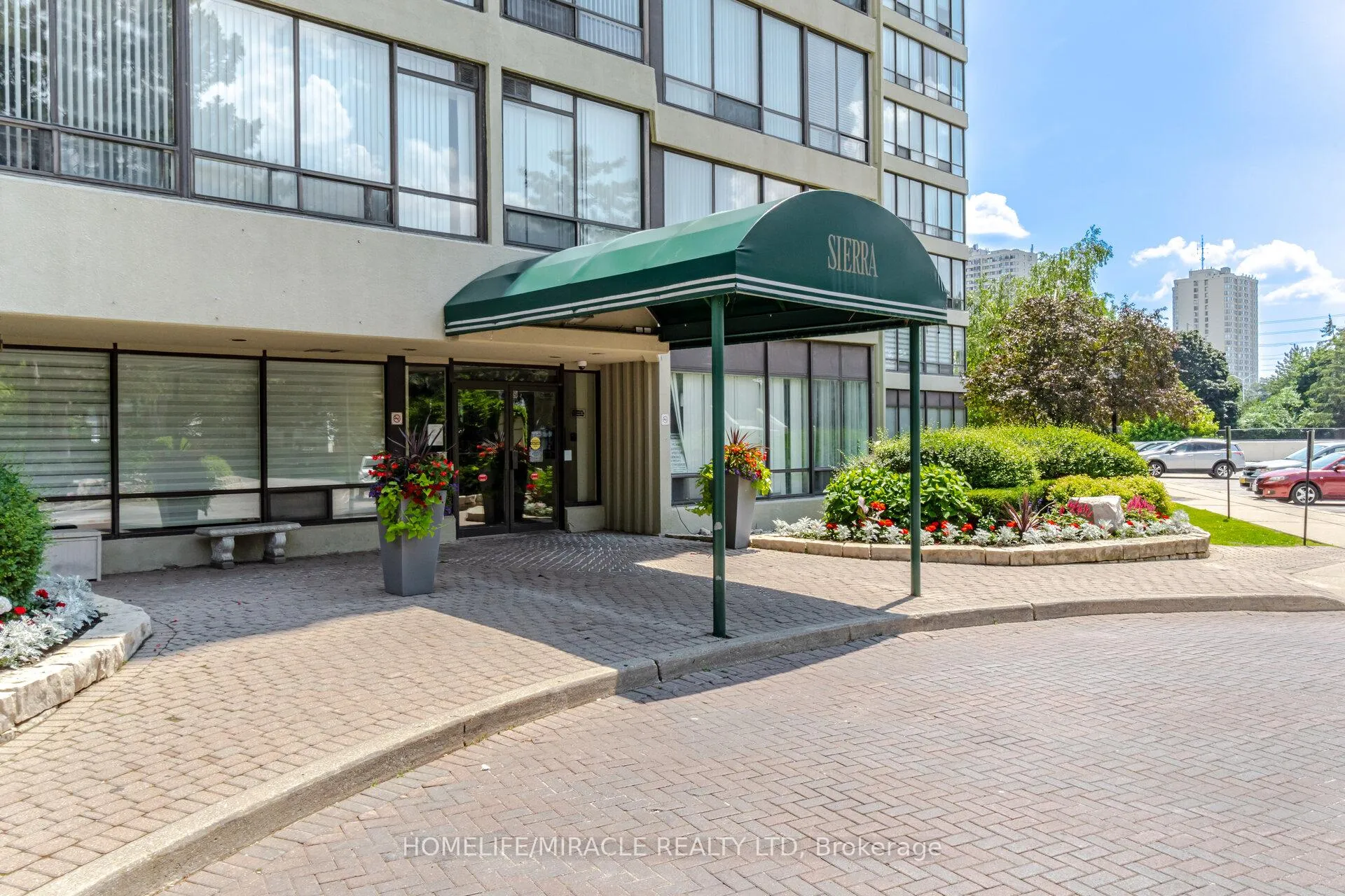 Photo 2 of Unit 401, 26 Hanover Road, Brampton, Queen Street Corridor — HOMEH
