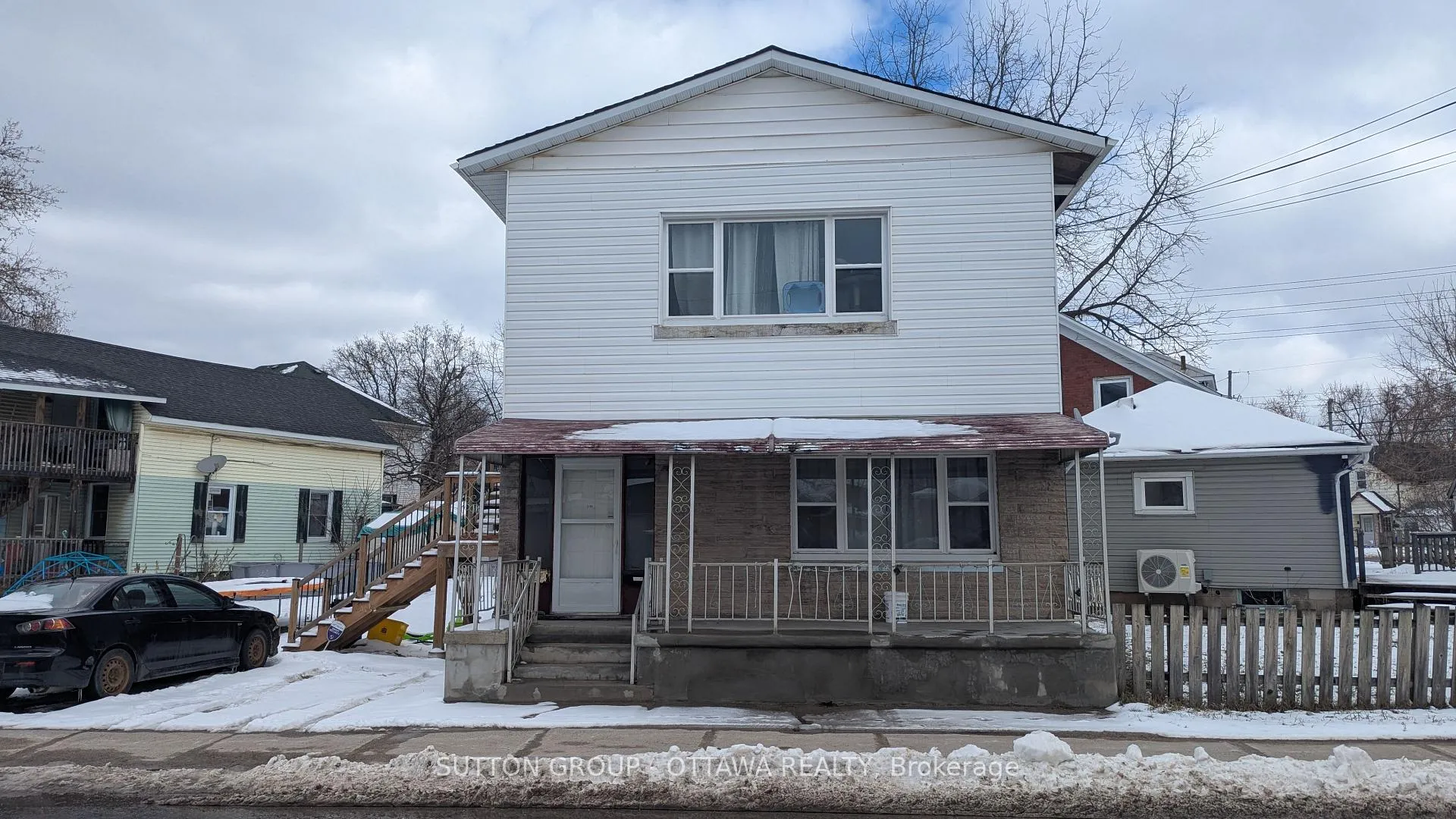 Front of 137 Beckwith Street N