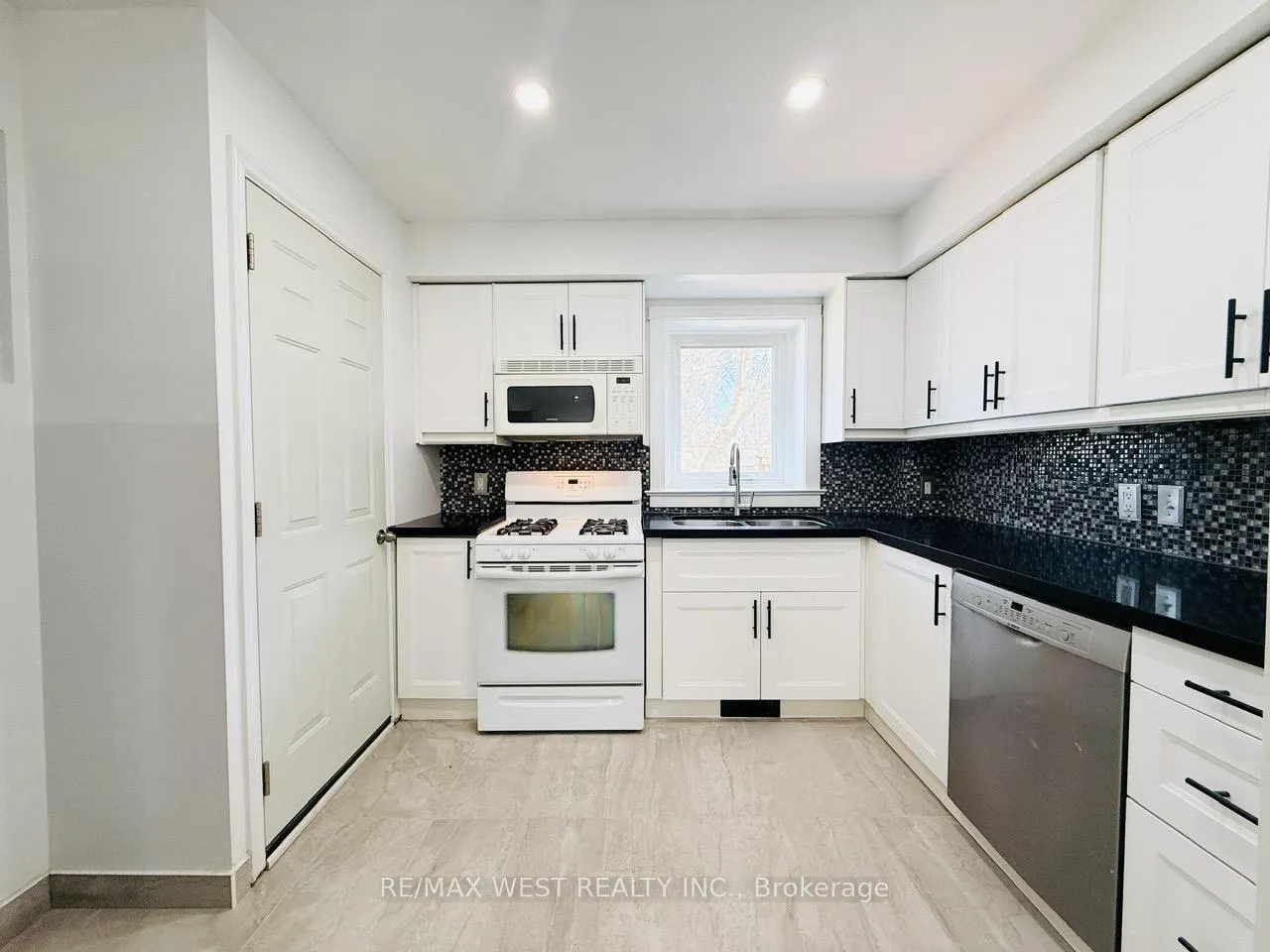 Photo 11 of Unit Main & 2nd, 123 Kingston Road, Toronto, The Beaches — HOMEH