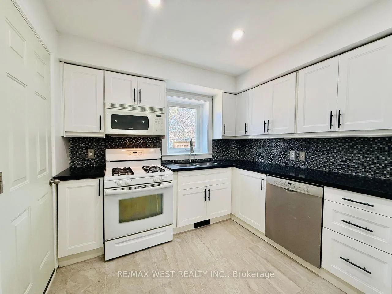 Photo 12 of Unit Main & 2nd, 123 Kingston Road, Toronto, The Beaches — HOMEH
