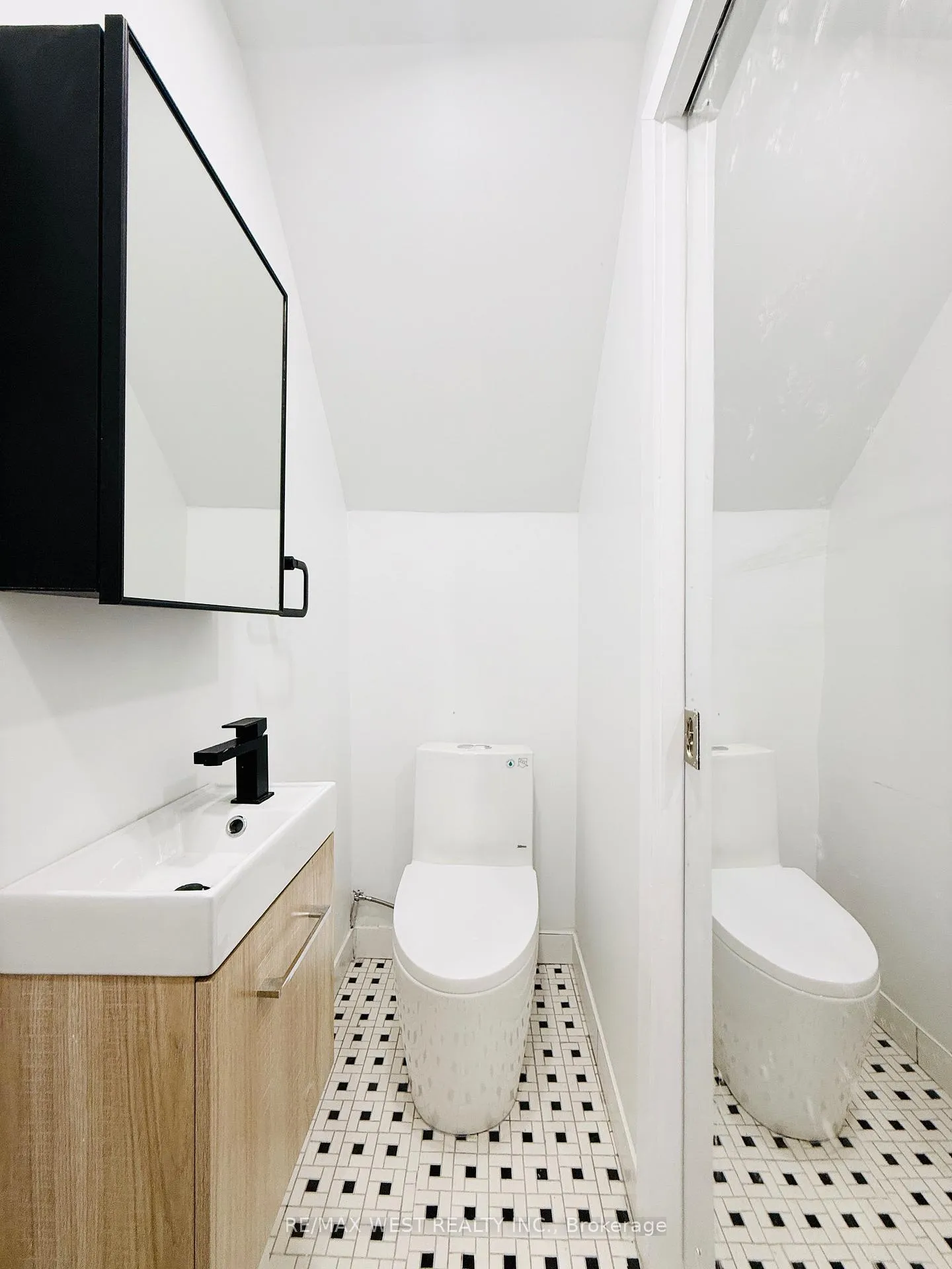 Photo 15 of Unit Main & 2nd, 123 Kingston Road, Toronto, The Beaches — HOMEH