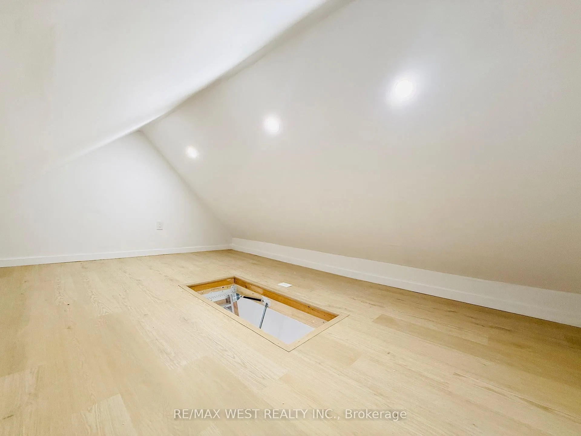 Photo 20 of Unit Main & 2nd, 123 Kingston Road, Toronto, The Beaches — HOMEH