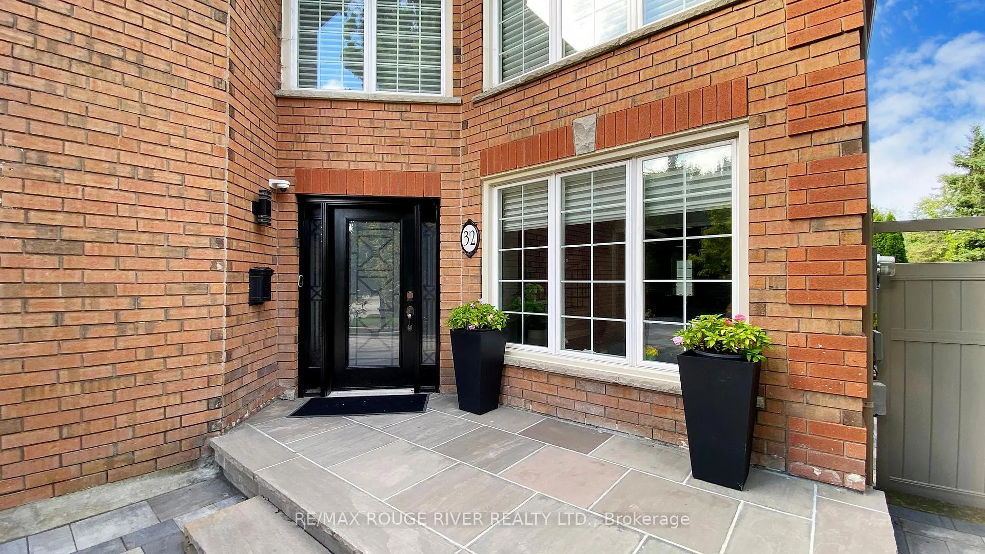 Photo 2 of 32 Dalmato Court, Vaughan, Vaughan Grove — HOMEH