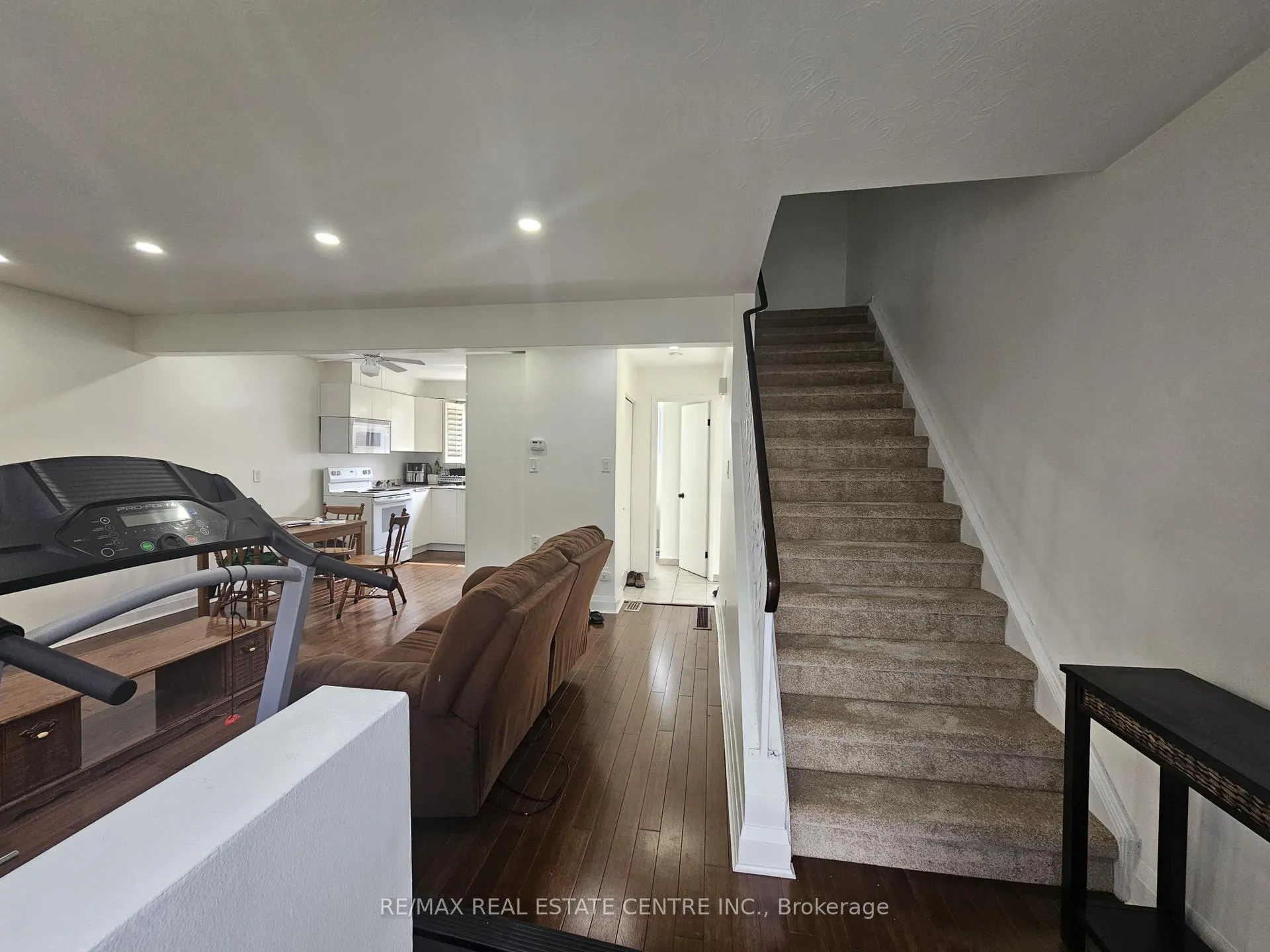 Photo 5 of Unit 6, 161 Berkindale Drive, Hamilton, Riverdale — HOMEH