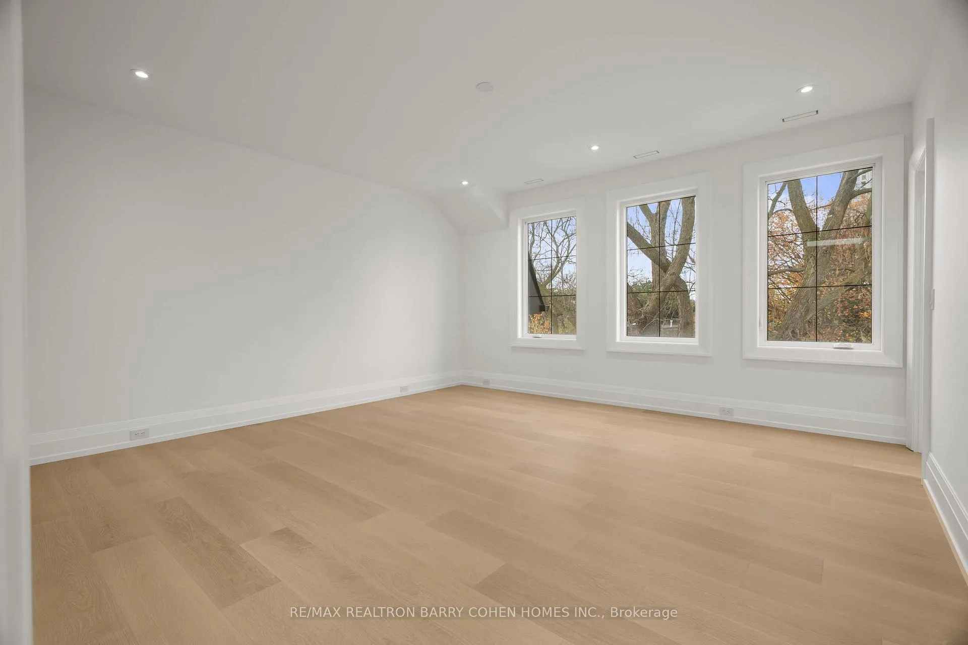 Photo 33 of 81 Upper Canada Drive, North York, St. Andrew-Windfields — HOMEH