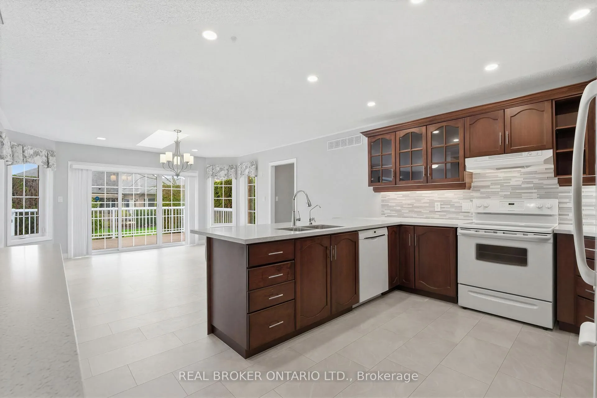 Photo 10 of 17 Parkside Drive, Guelph, Village By The Arboretum — HOMEH