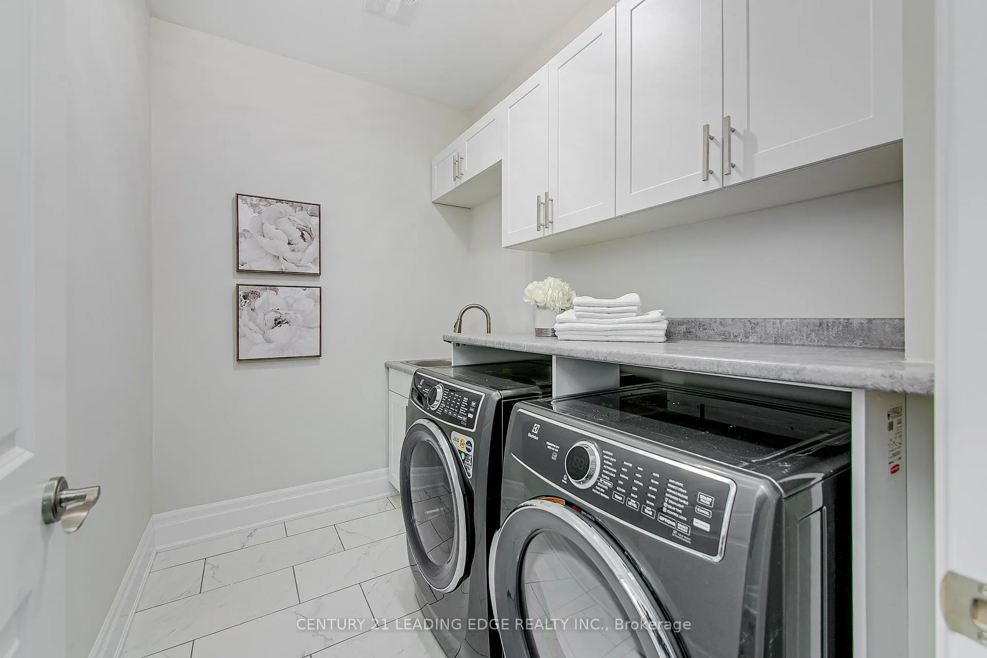 Photo 8 of 108 Lorne Thomas Place, New Tecumseth, Alliston — HOMEH
