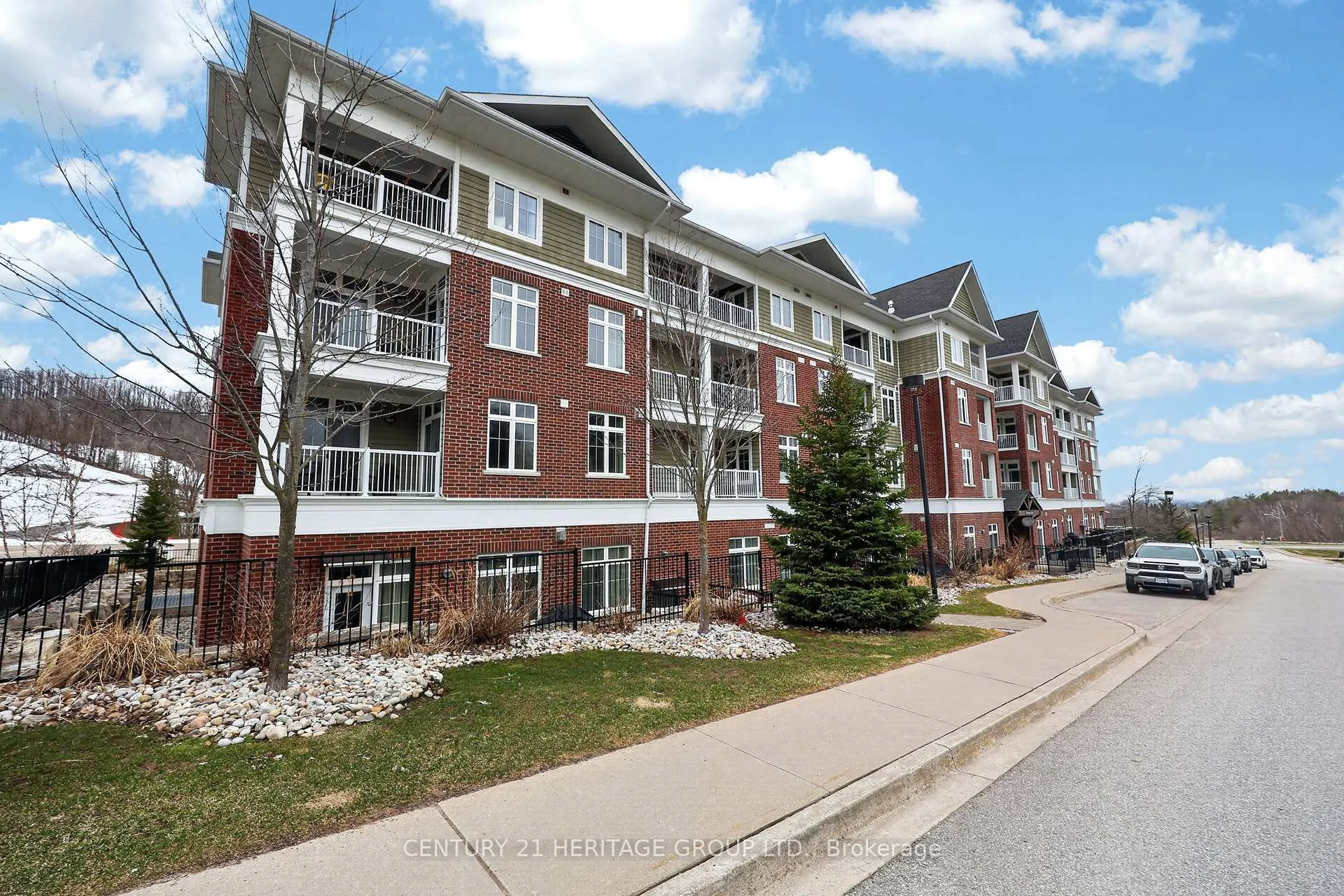 Photo 2 of Unit 305, 40 Horseshoe Boulevard, Oro-Medonte, Horseshoe Valley — HOMEH