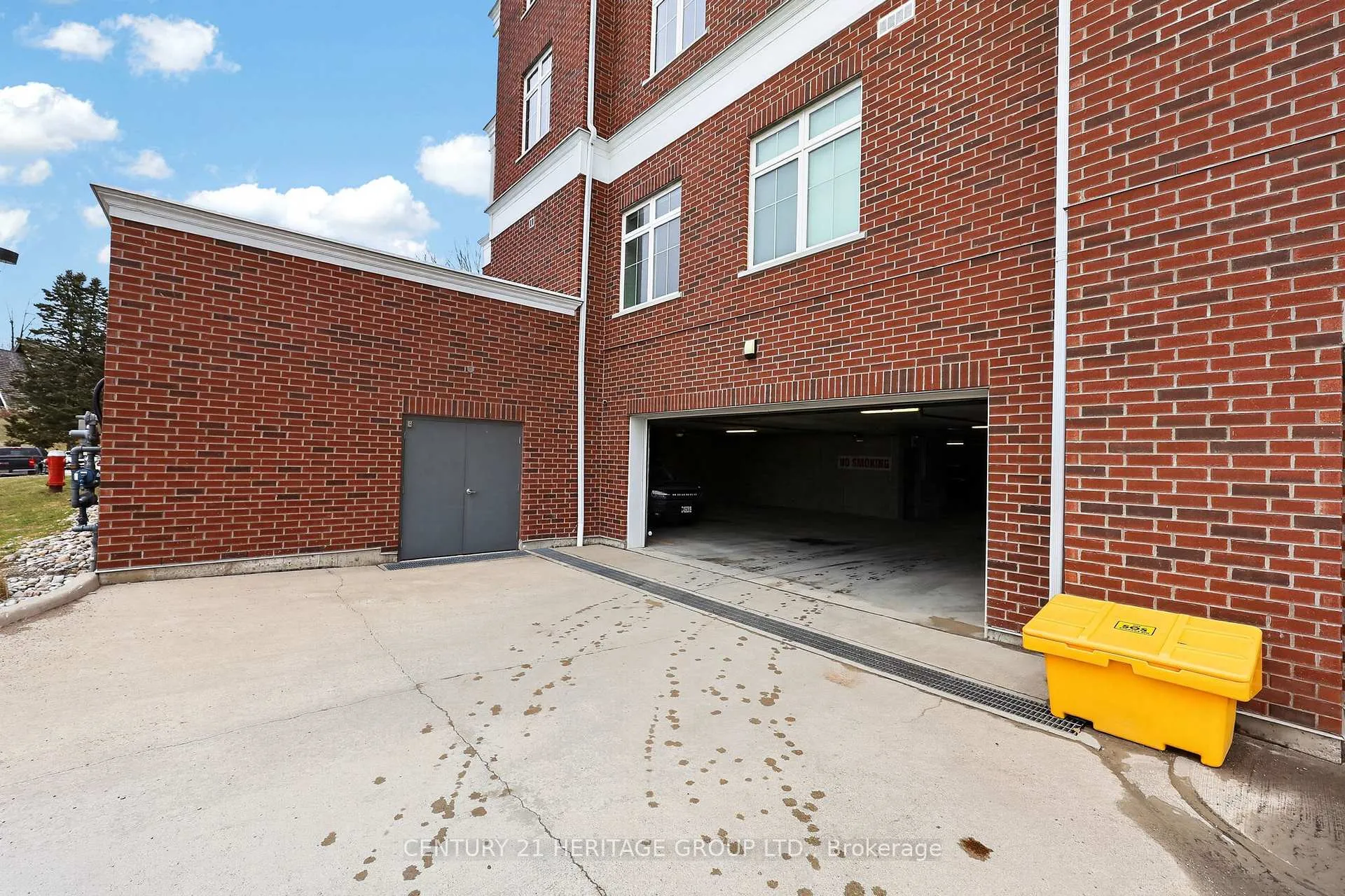 Photo 5 of Unit 305, 40 Horseshoe Boulevard, Oro-Medonte, Horseshoe Valley — HOMEH