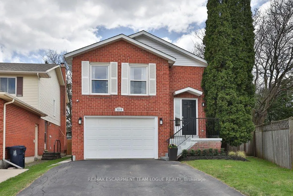 Front of 3219 Twin Oaks Crescent