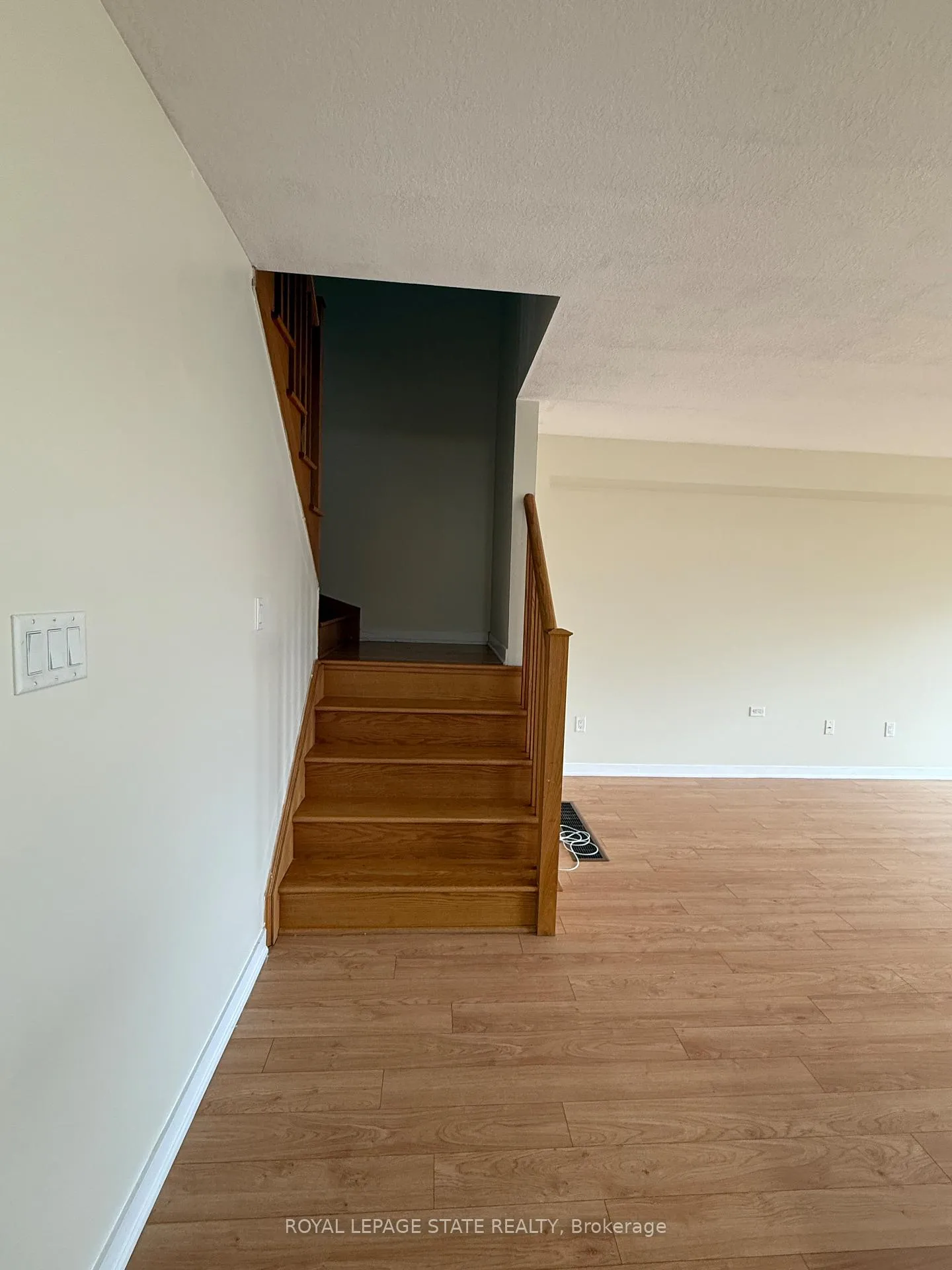 Photo 6 of Unit Upper, 148 Crafter Crescent, Hamilton, Stoney Creek Mountain — HOMEH