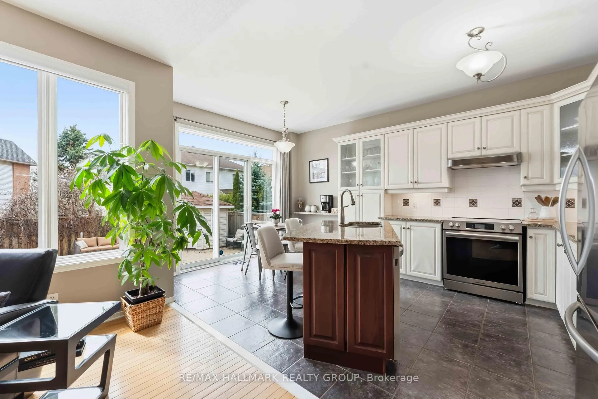 Photo 10 of 29 Birchfield Avenue, Ottawa, Kanata - Emerald Meadows/Trailwest — HOMEH